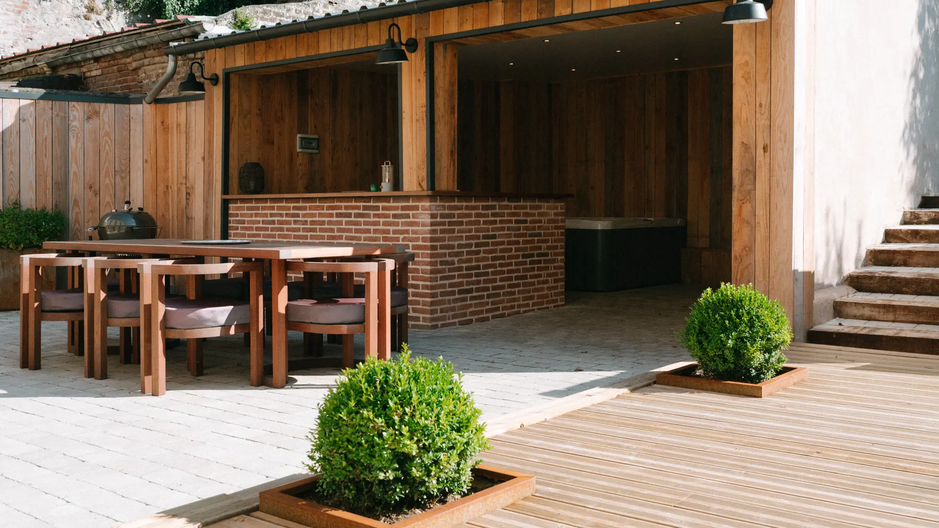 Terrasse avec accès piscine et espace jacuzzi.