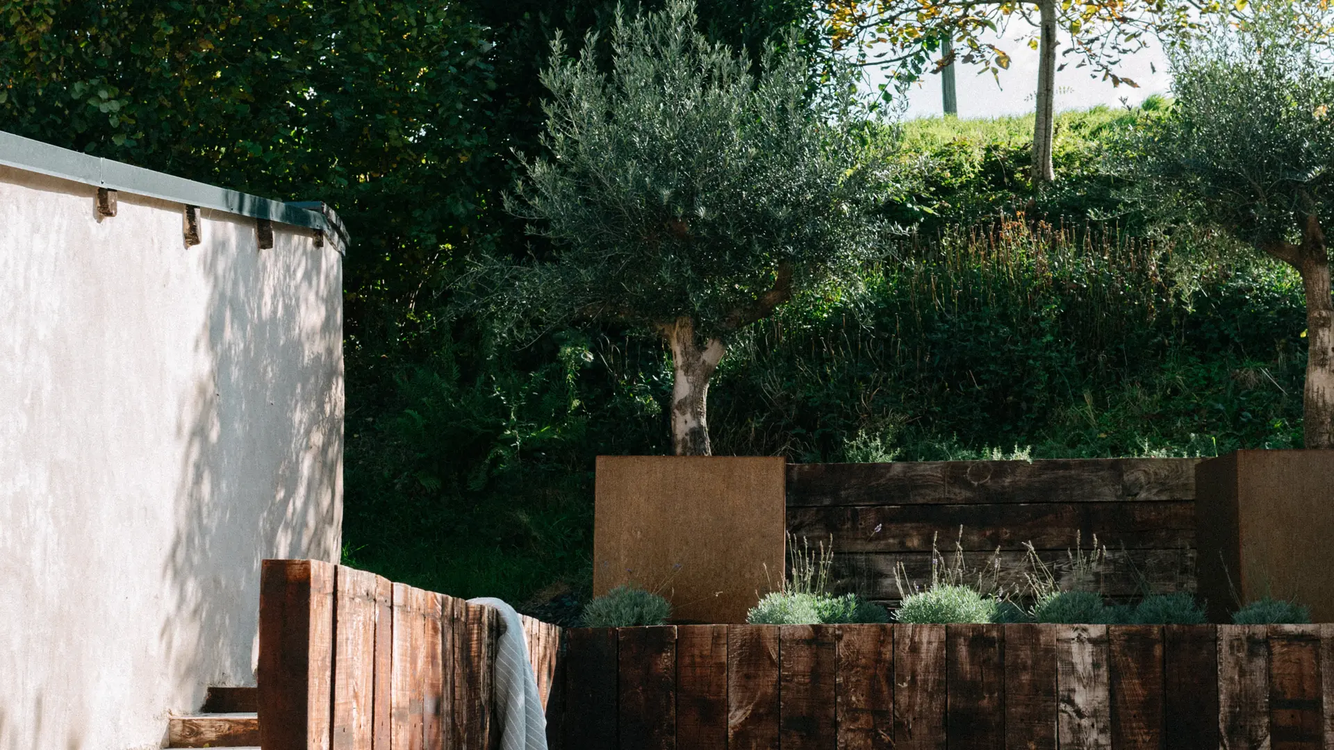 Piscine (6x3m) chauffée et couverte, terrasse donnant sur des dépendances