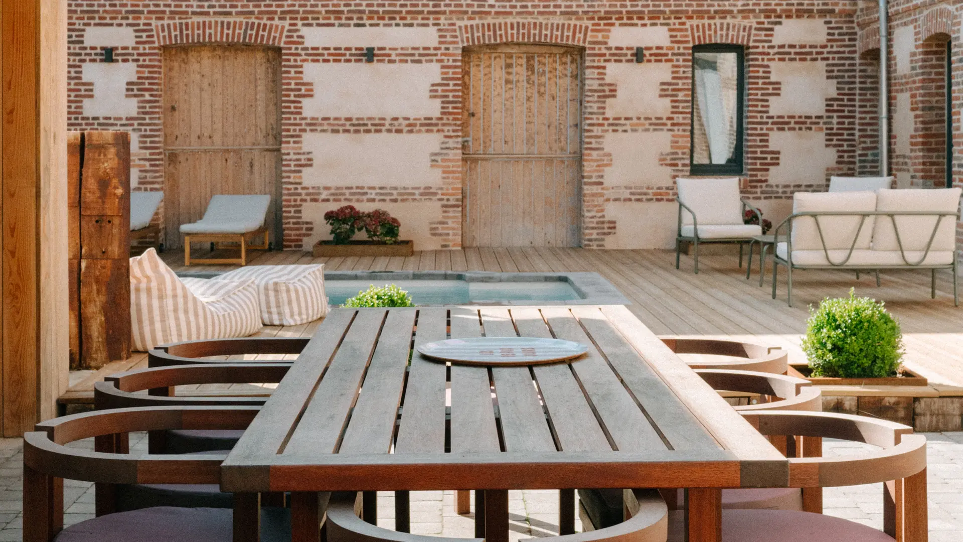 Terrasse avec accès piscine et espace jacuzzi.