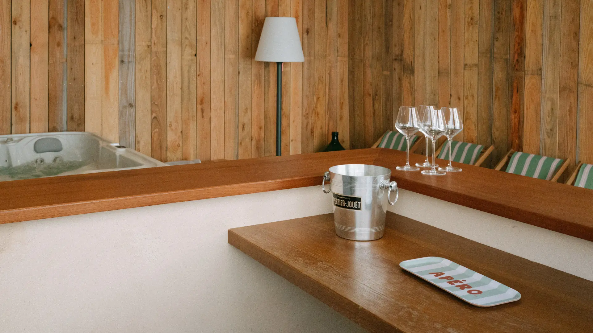 Espace couvert et semi-ouvert avec un bar et un spa (jacuzzi).