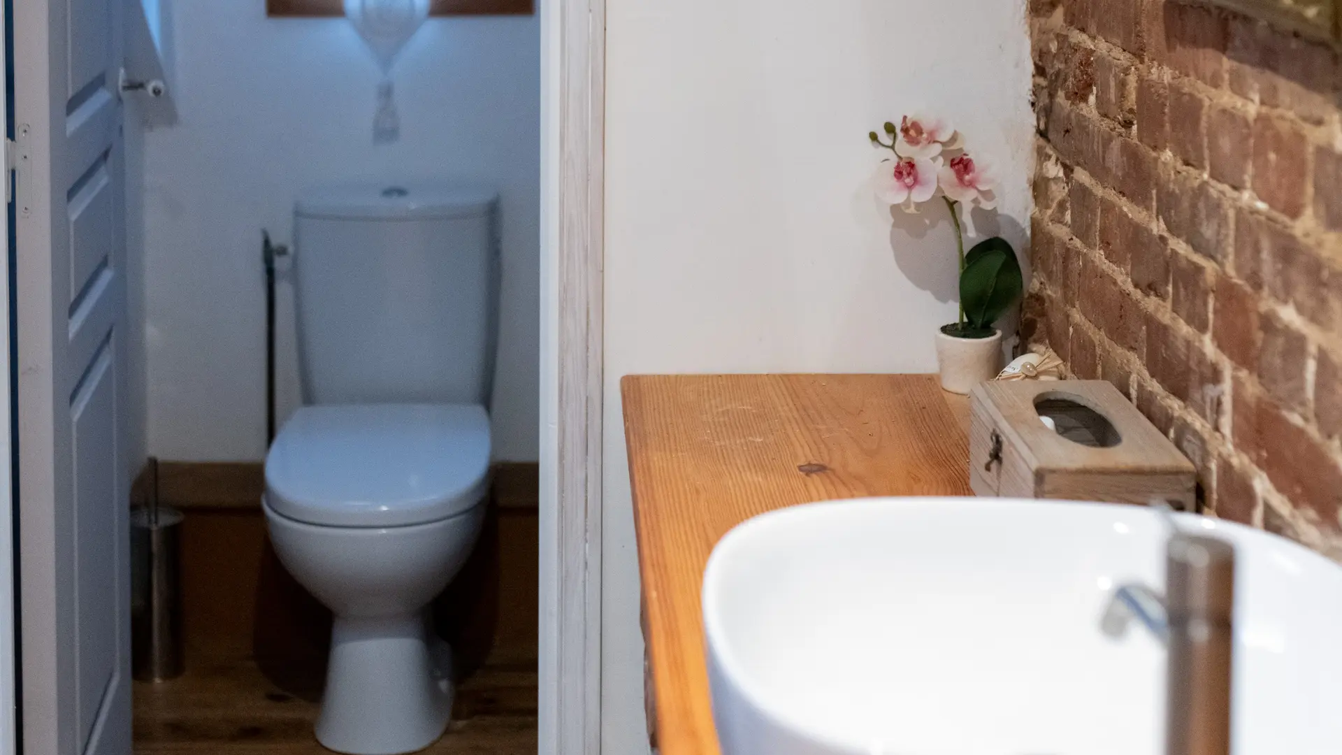 Toilettes séparés et vasque