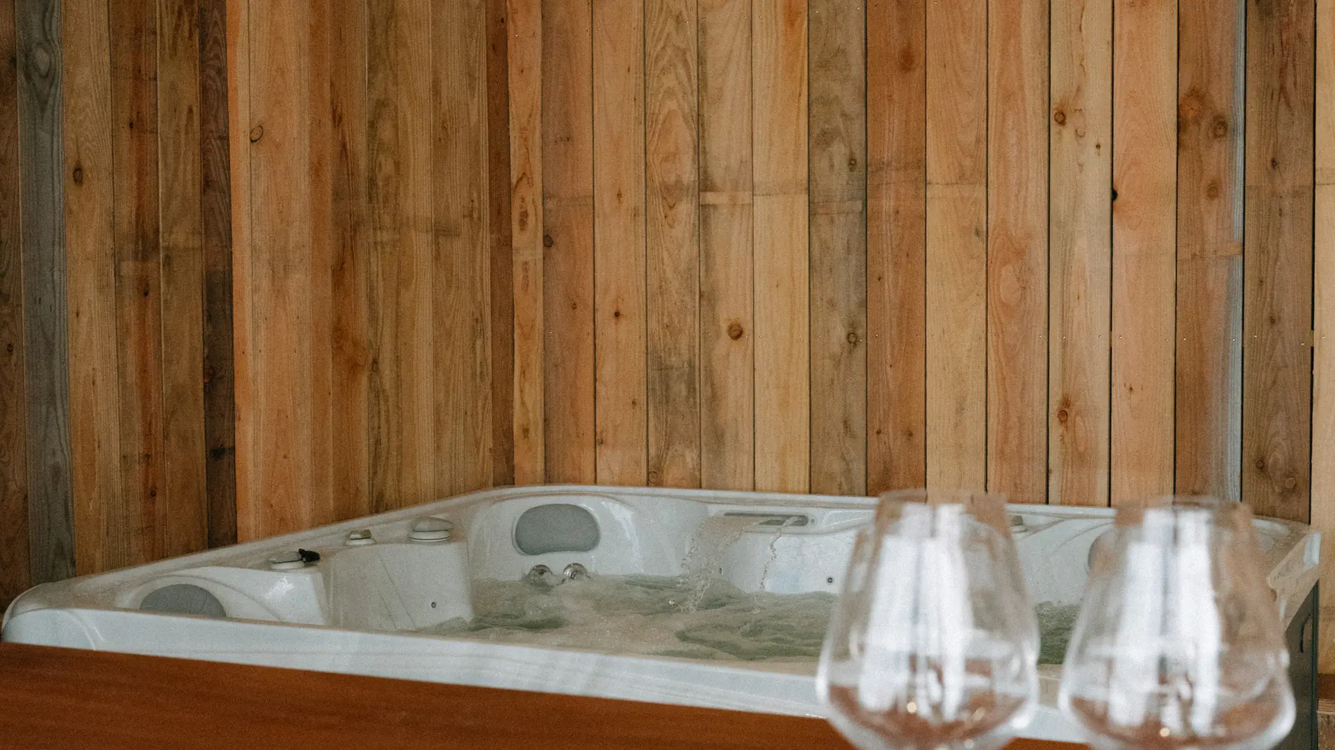 Espace couvert et semi-ouvert avec un bar et un spa (jacuzzi).