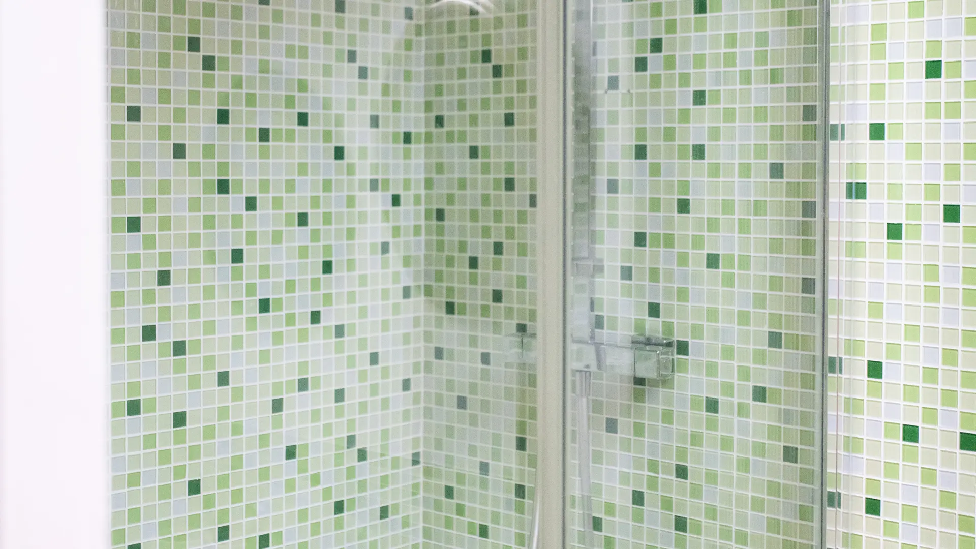 Salle de bain de 2 ème étage avec douche et vasque