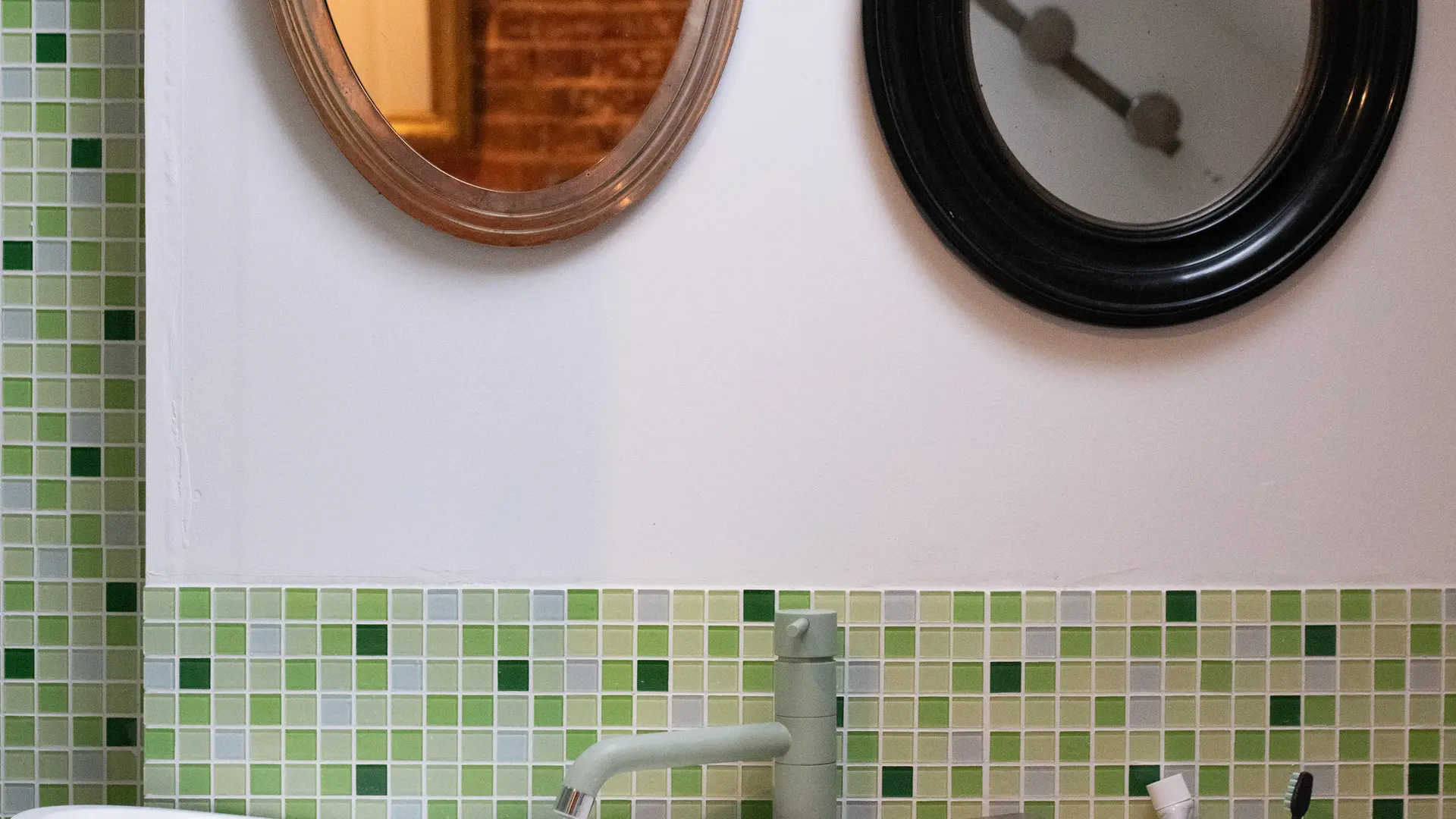 Salle de bain de 2 ème étage avec douche et vasque