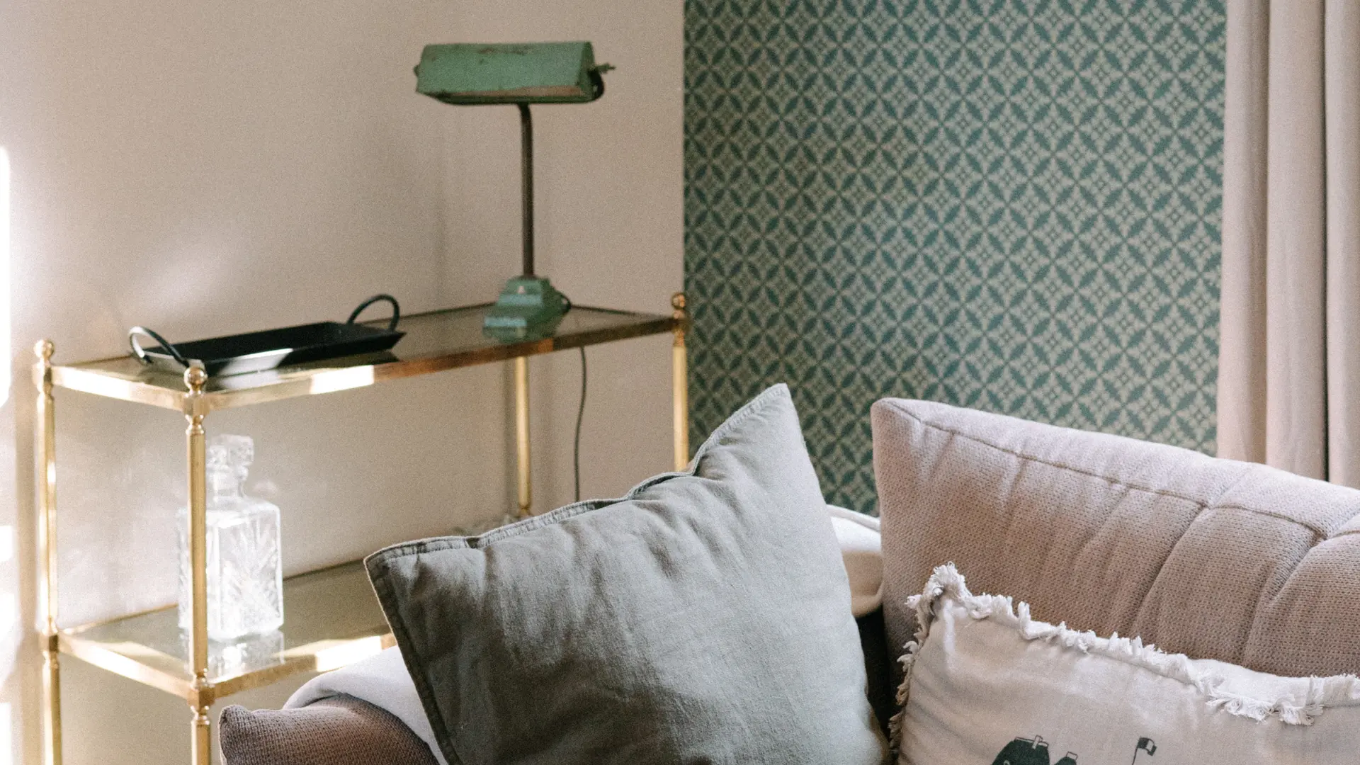 Salon avec 2 canapés (1 convertible double) et la télévision.