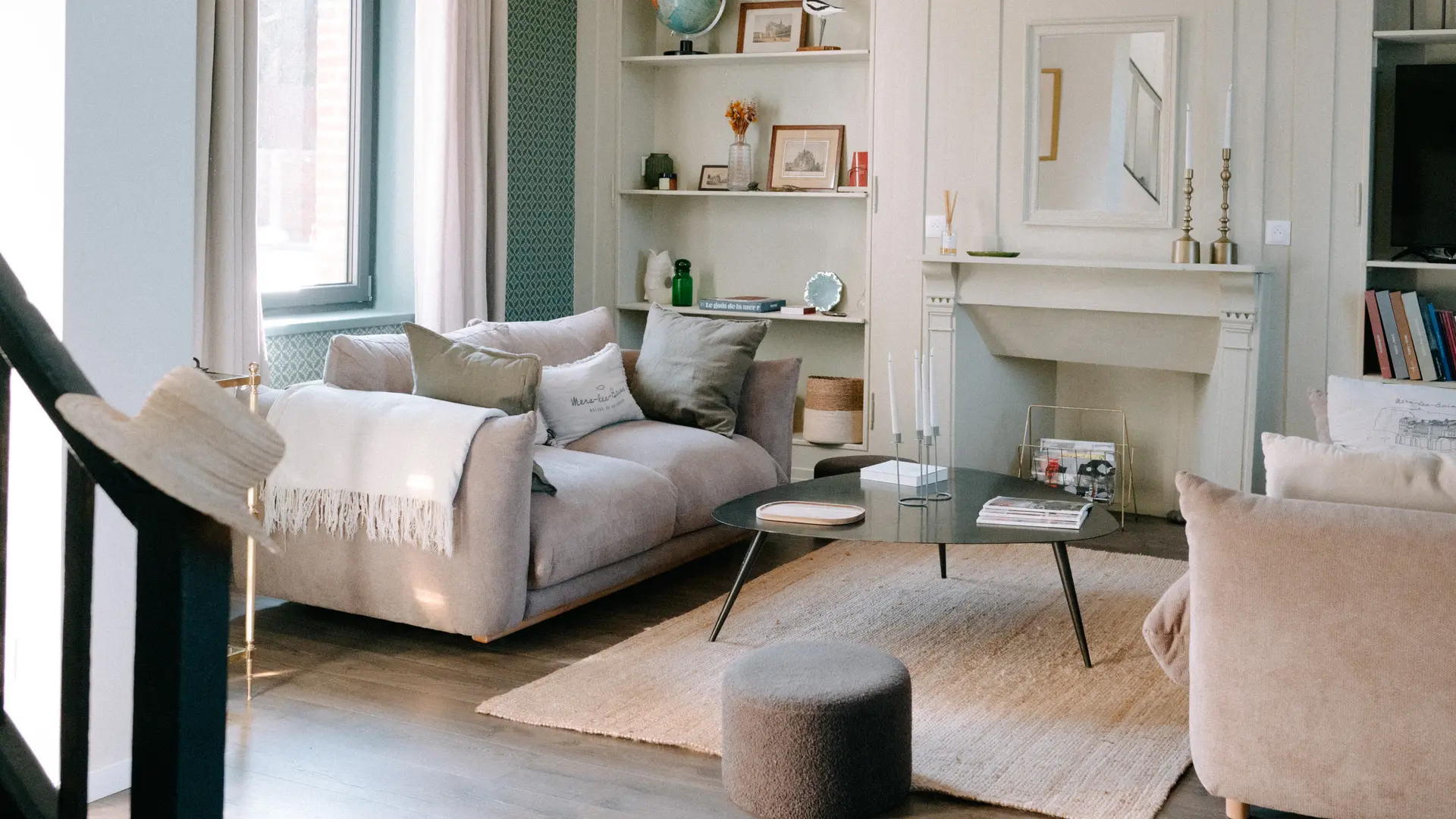 Salon avec 2 canapés (1 convertible double) et la télévision.