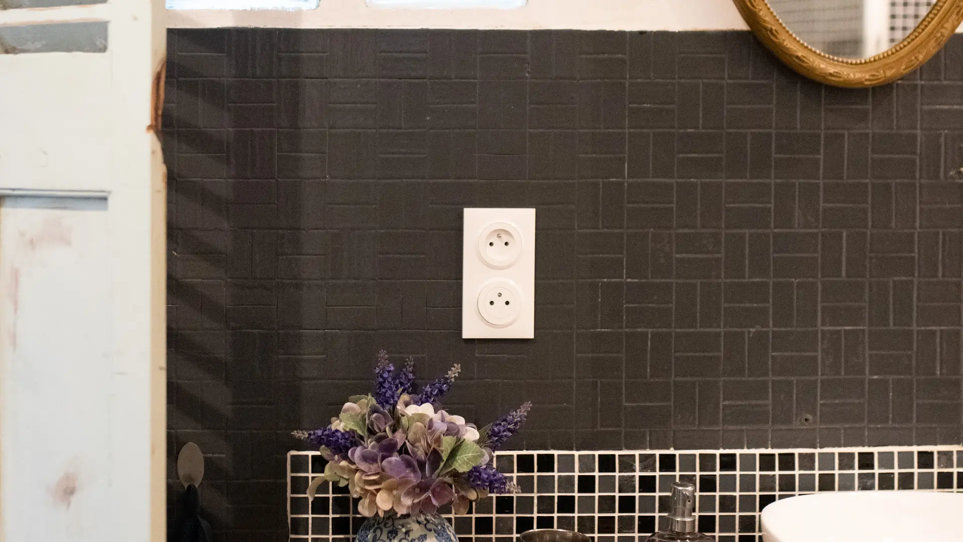 Salle de bain du 1ère étage avec douche, toilettes et vasque