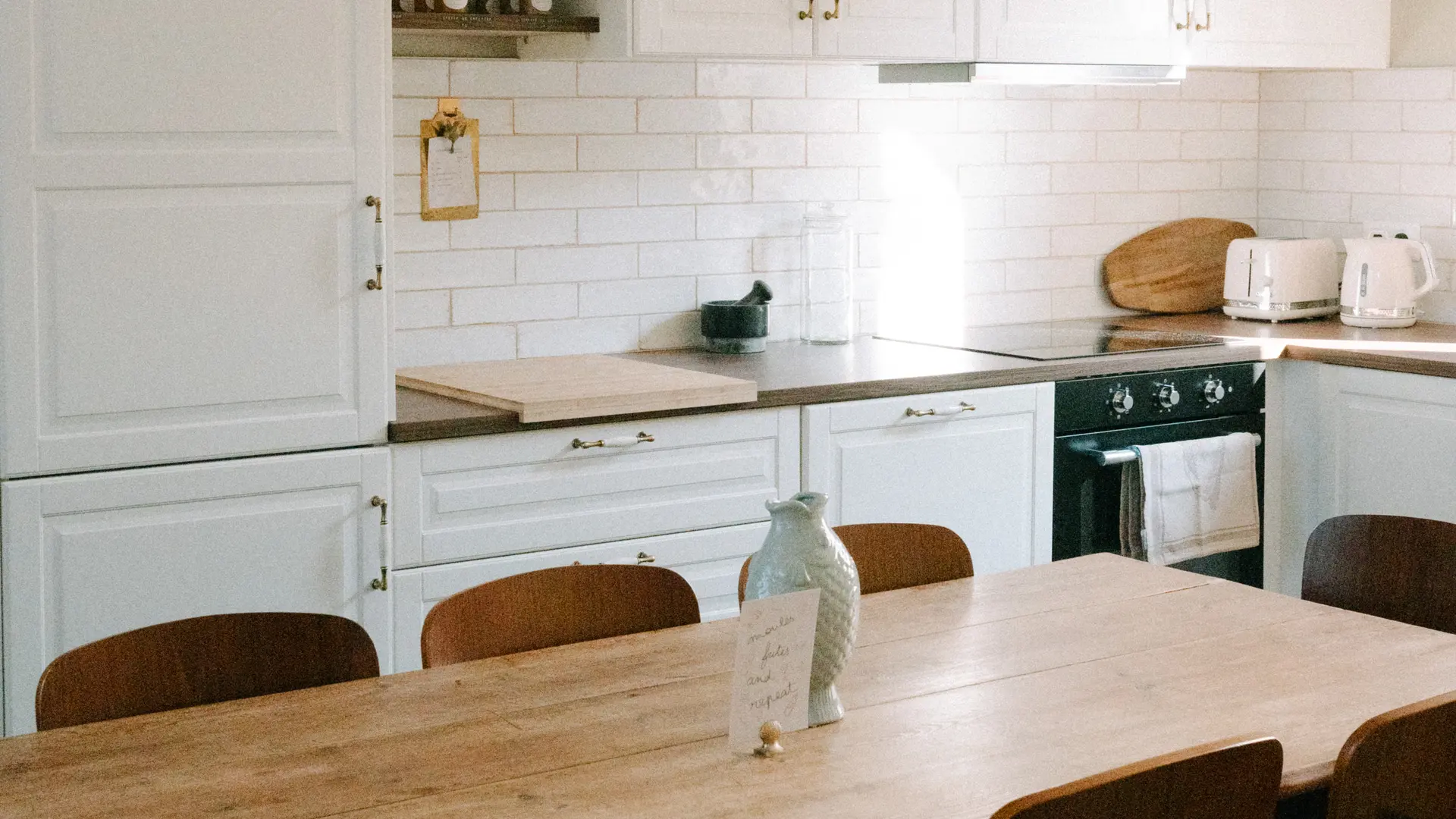 Cuisine équipée et salle à manger.