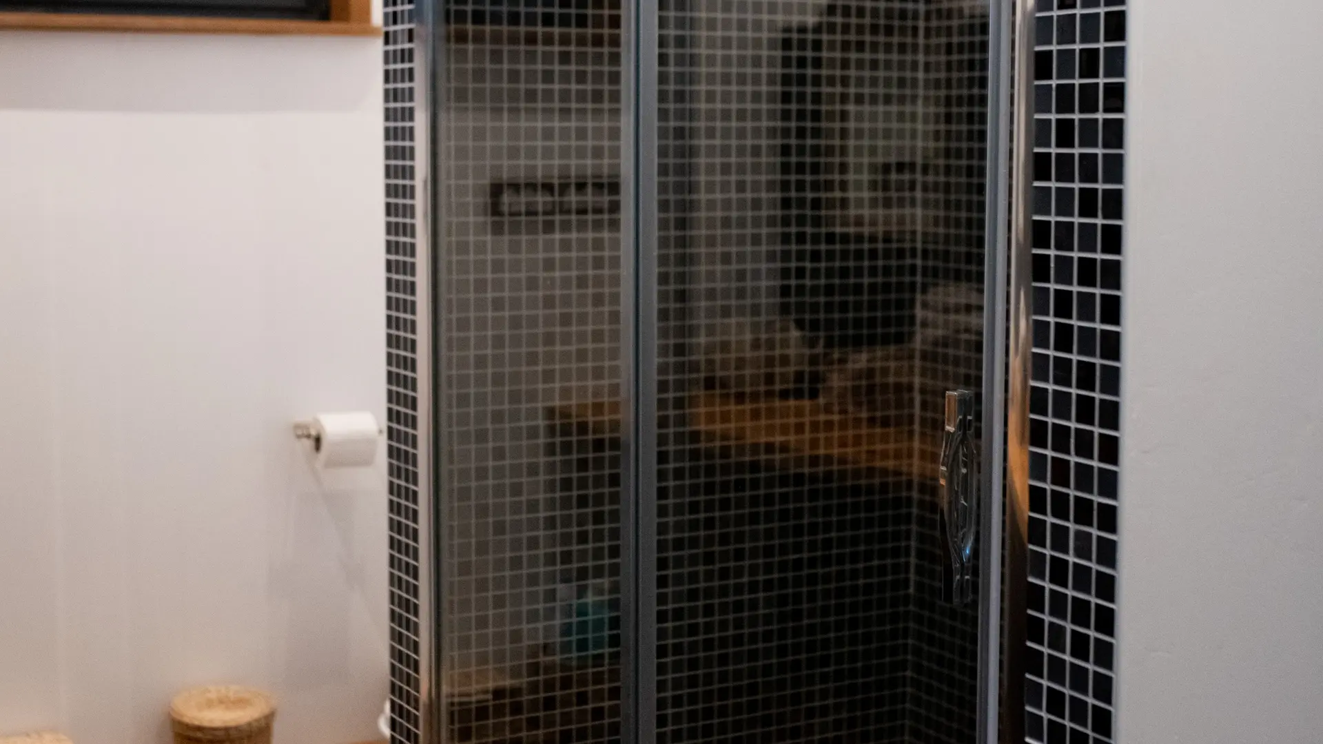 Salle de bain du 1ère étage avec douche, toilettes et vasque