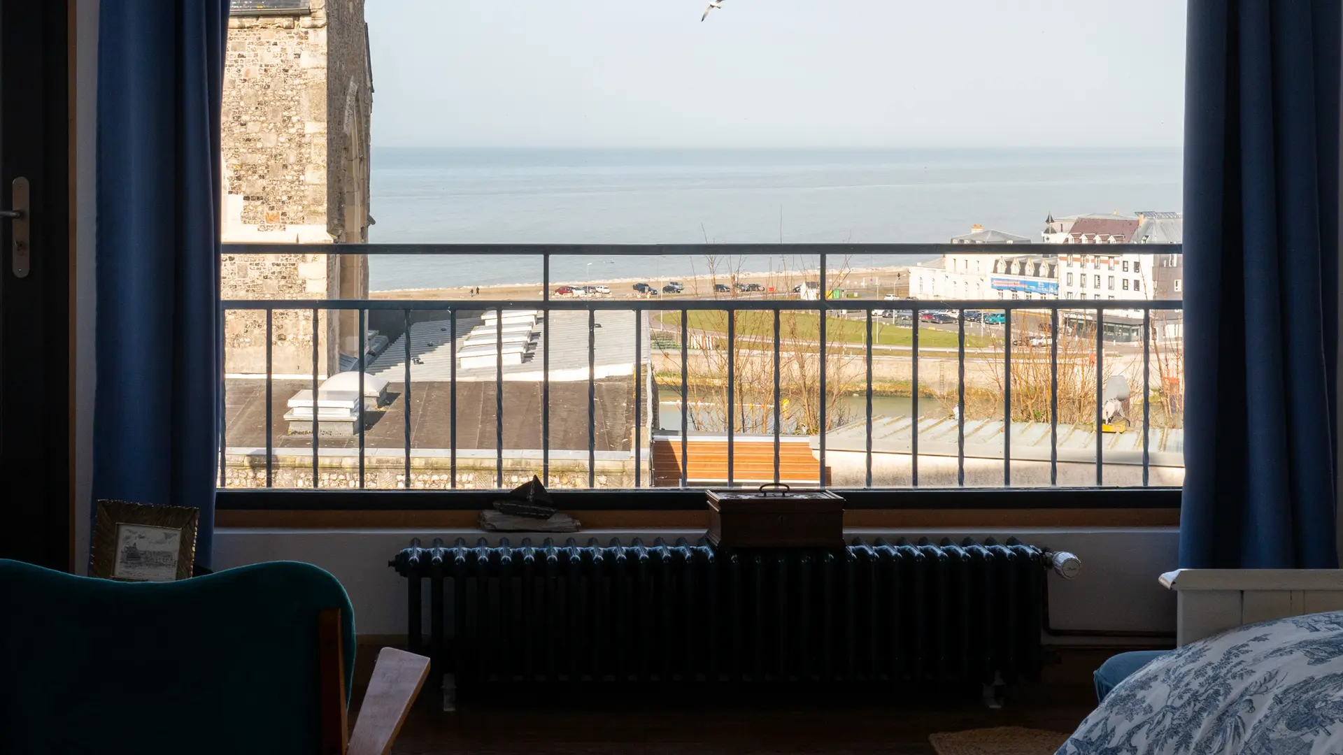 Chambre parentale avec lit double et vue panoramique sur la mer