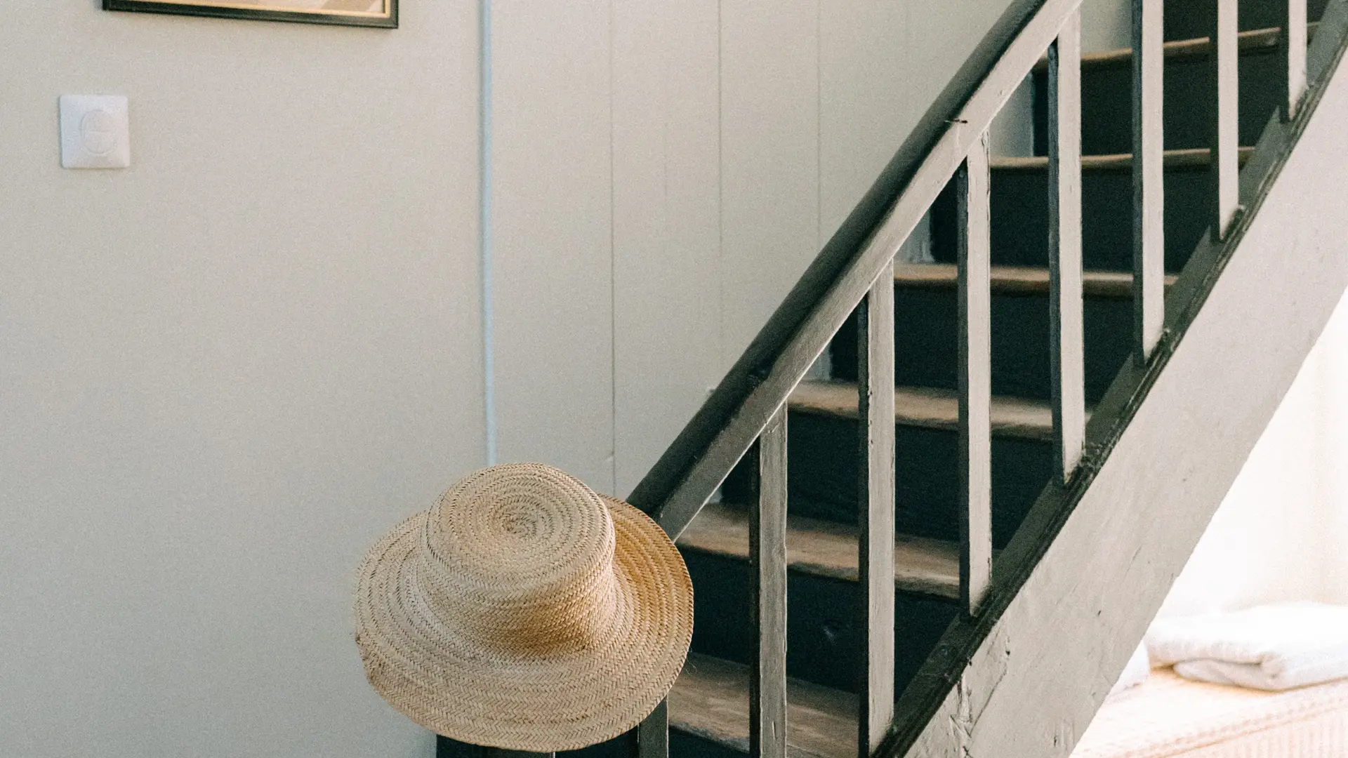 Escaliers vers les étages et accès au jardin depuis le couloir du salon.