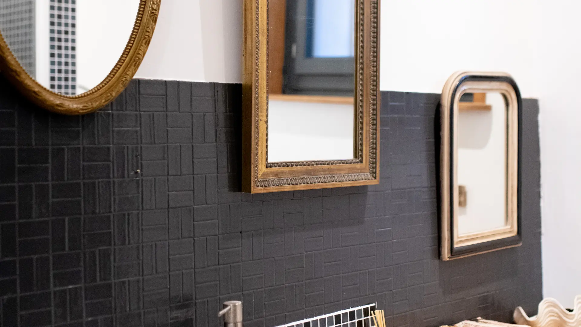 Salle de bain du 1ère étage avec douche, toilettes et vasque