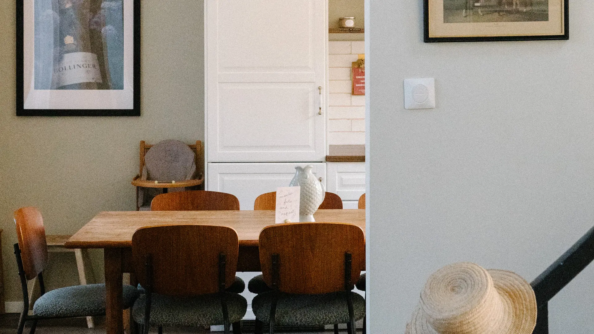 Cuisine équipée et salle à manger avec une table et 8 chaises