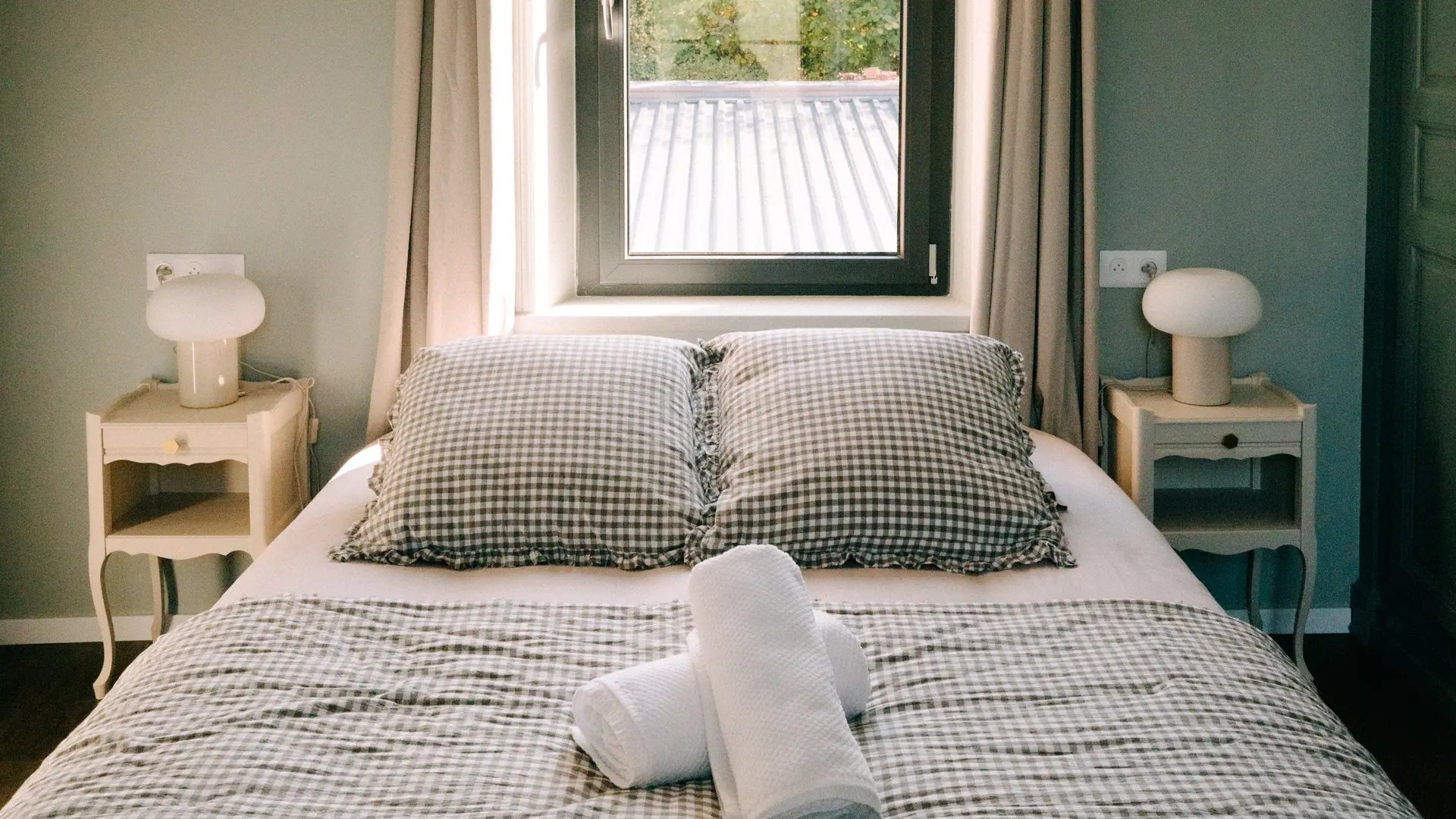 Chambre bleue au 1er étage  avec lit queen size (160x200cm) et salle d'eau priva