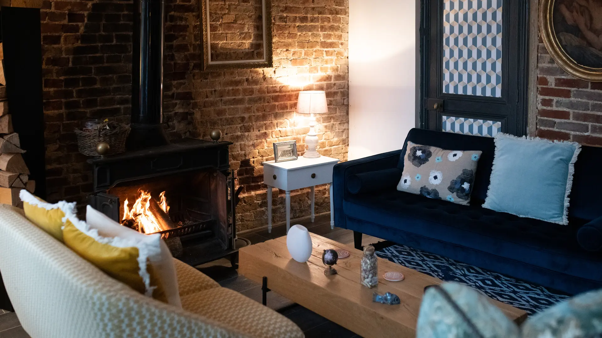 Salon avec canapés, fauteuils et cheminée