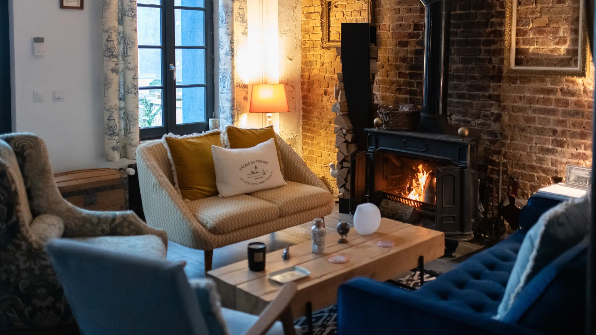 Salon avec canapés, fauteuils et cheminée