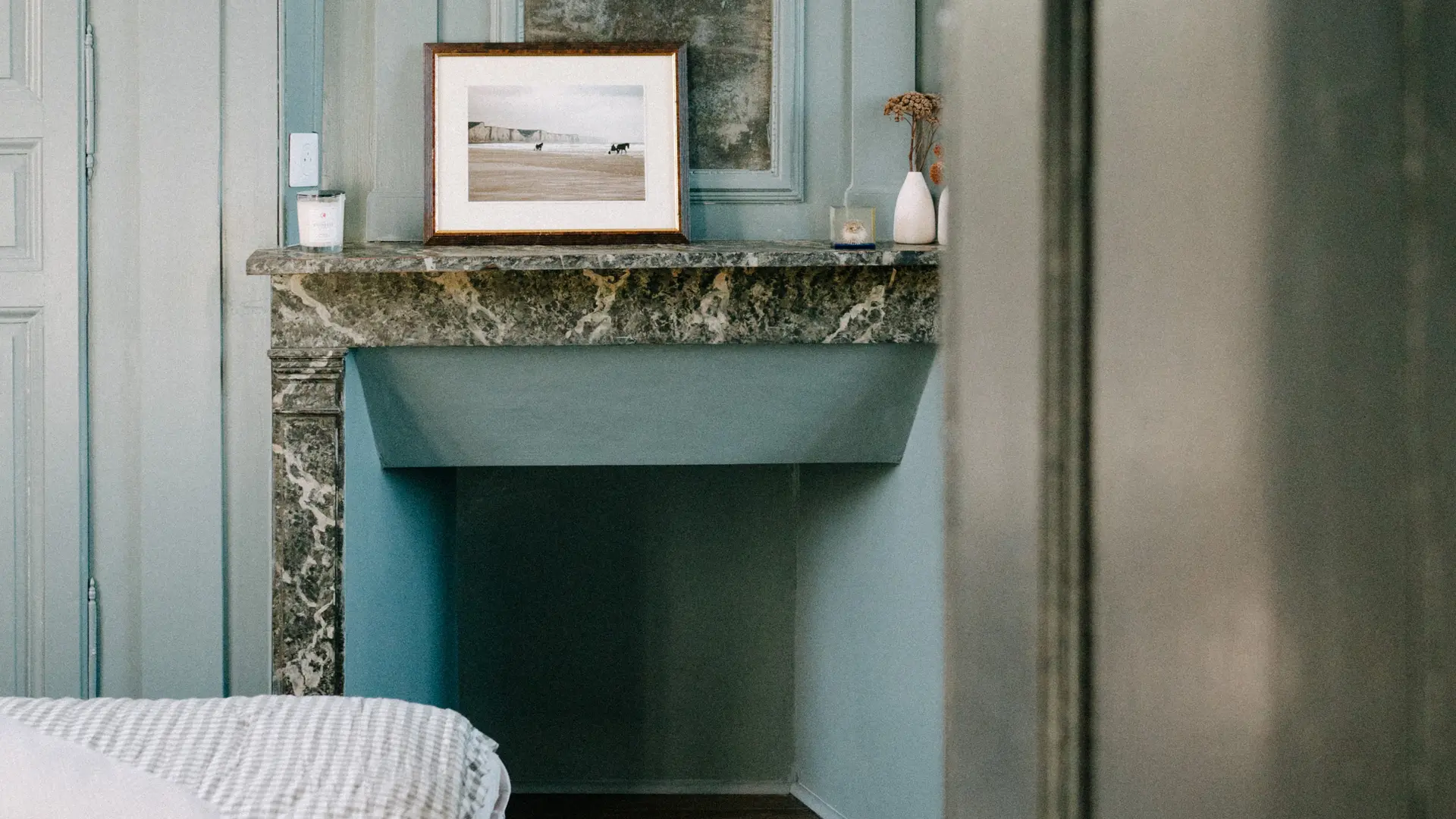 Chambre bleue au 1er étage  avec lit queen size (160x200cm) et salle d'eau priva