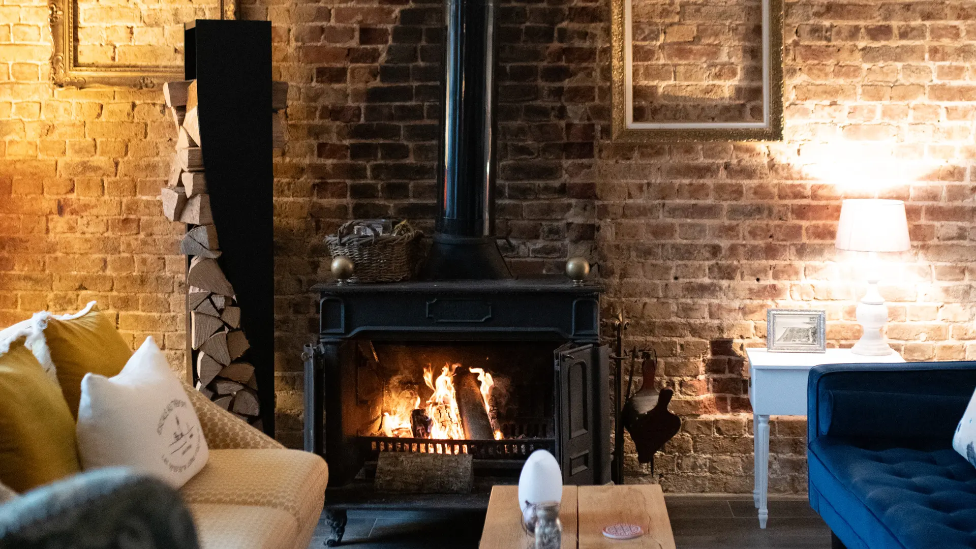 Salon avec canapés, fauteuils et cheminée