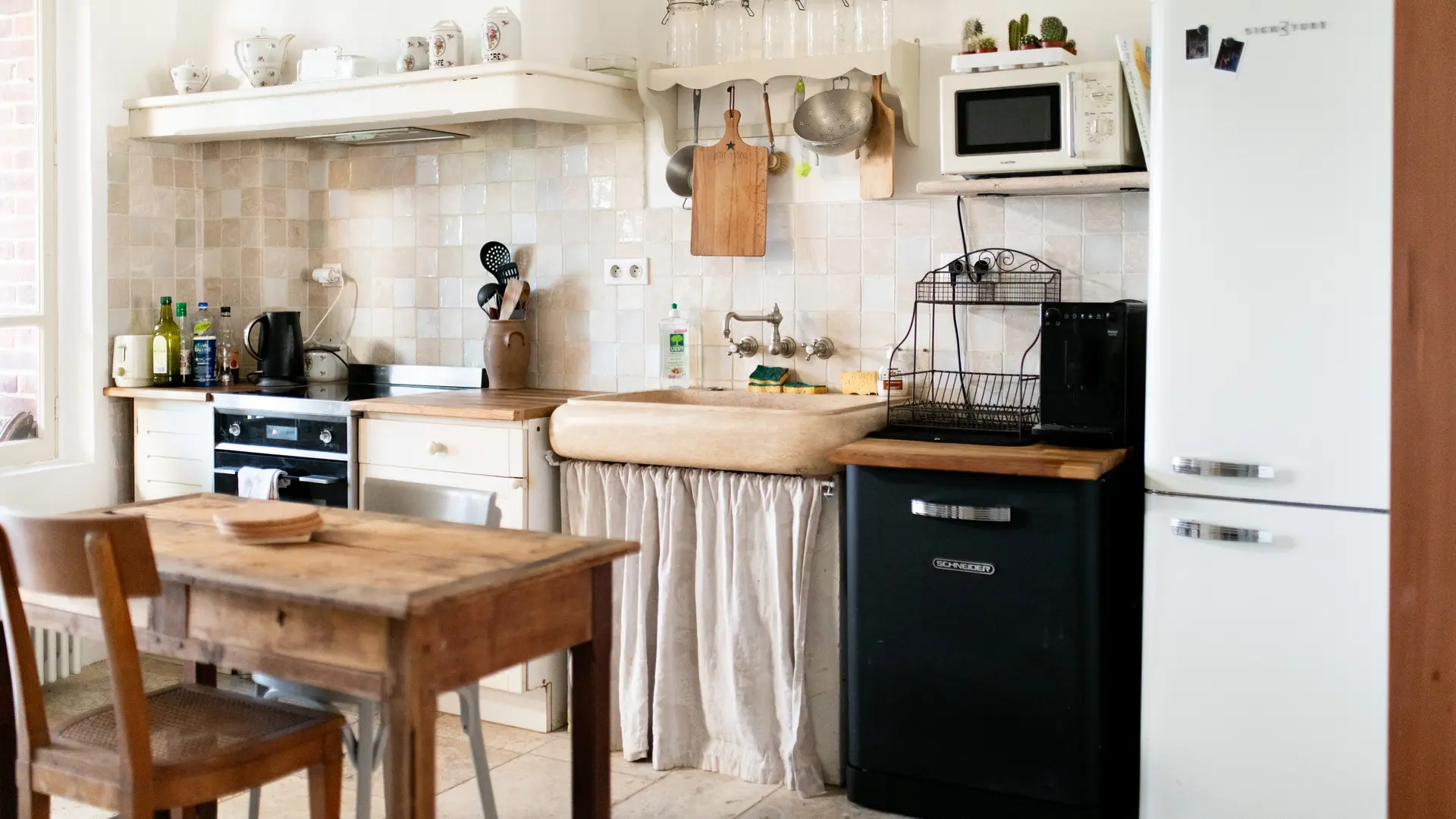 Cuisine équipée avec four, micro-ondes, lave-vaisselle...