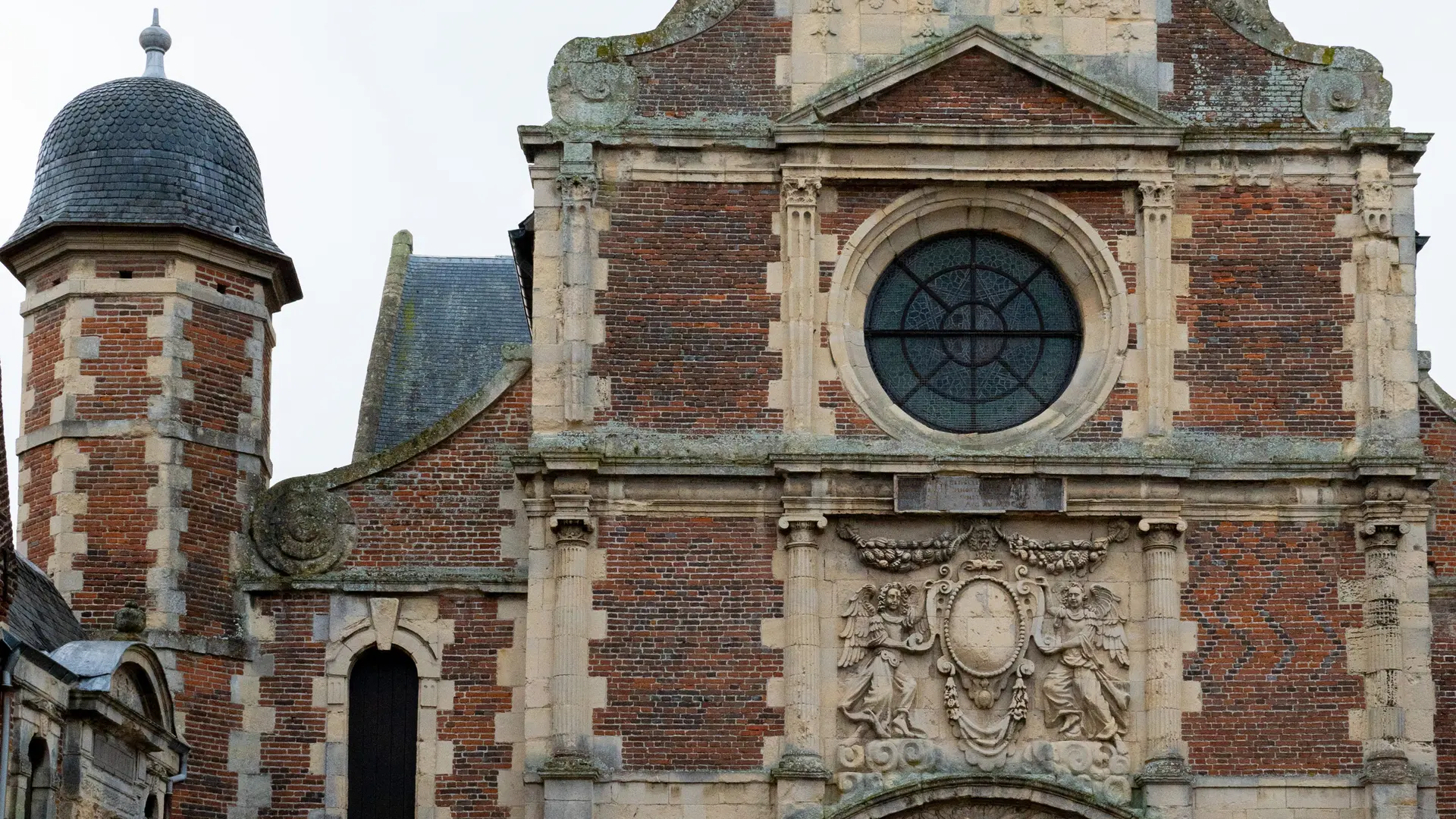 Chapelle du collège à 5mn à pied