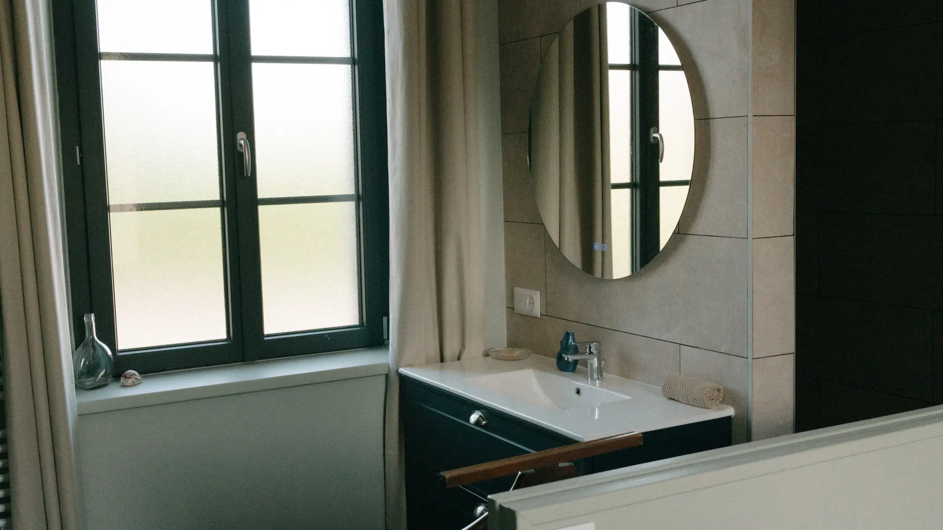 Chambre bleue au 1er étage  avec lit queen size (160x200cm) et salle d'eau