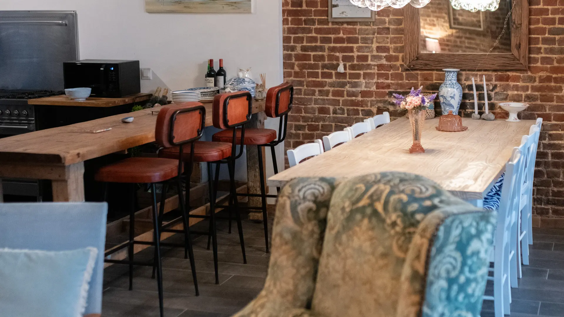 Pièce de vie avec salon, salle à manger et cuisine ouverte