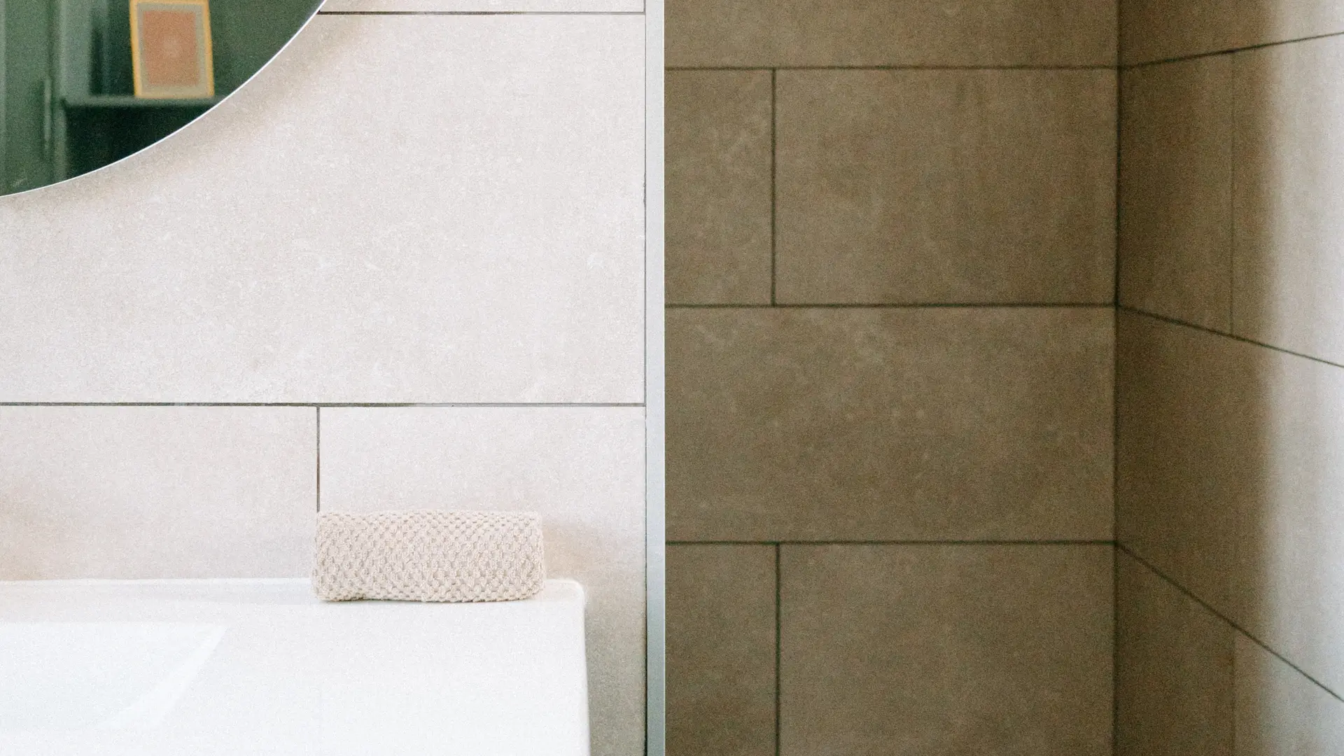 Chambre bleue au 1er étage  avec lit queen size (160x200cm) et salle d'eau