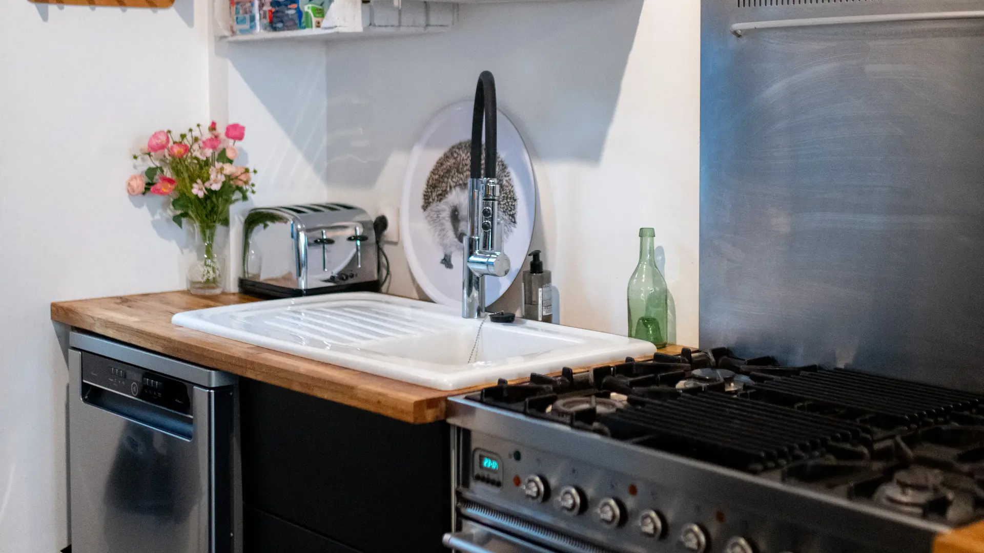 Cuisine entièrement équipée avec four, réfrigérateur, micro-ondes, cafetière...,