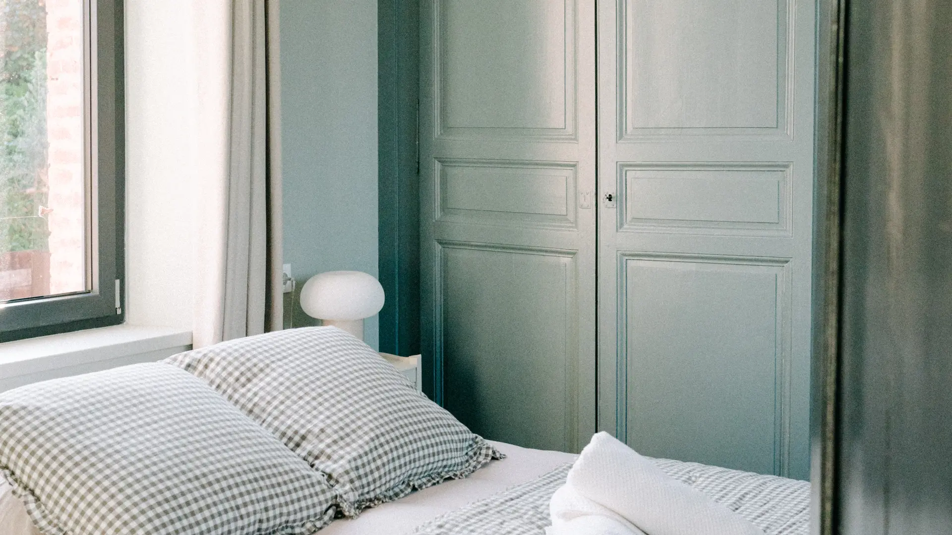 Chambre bleue au 1er étage  avec lit queen size (160x200cm) et salle d'eau priva