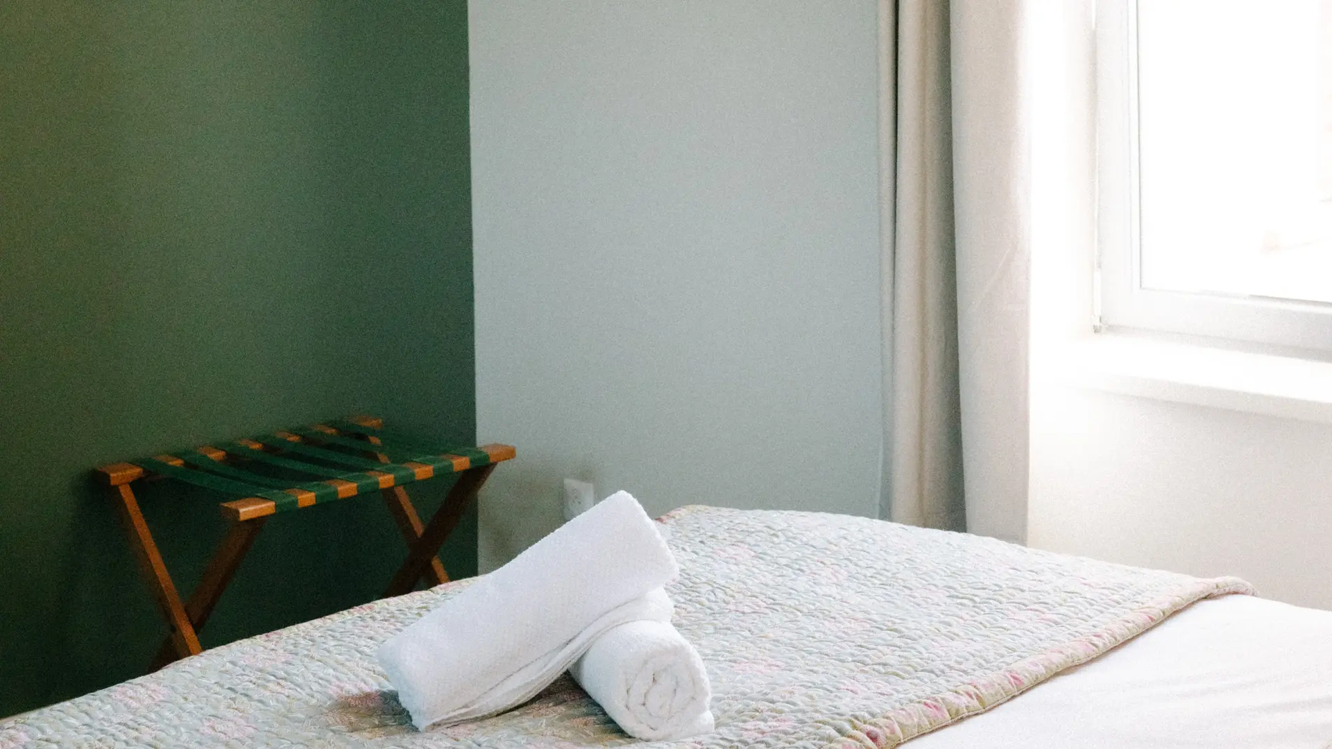 Chambre verte au 1er étage  avec lit queen size (160x200cm) et salle d'eau