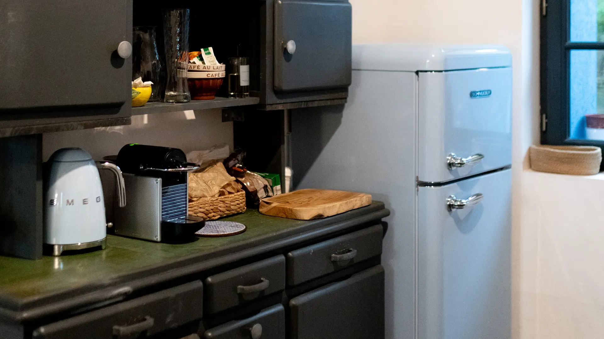 Cuisine entièrement équipée avec four, réfrigérateur, micro-ondes, cafetière...,