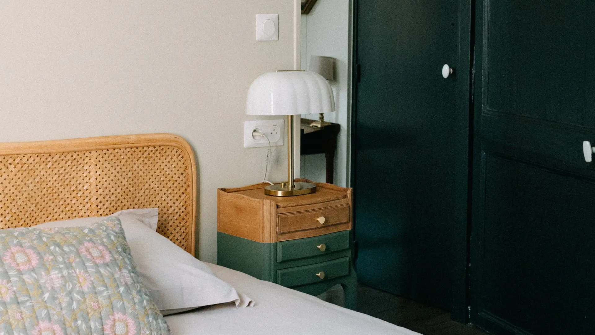 Chambre verte au 1er étage  avec lit queen size (160x200cm) et salle d'eau