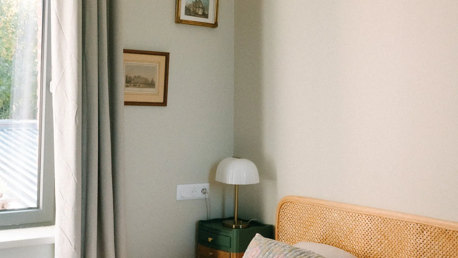 Chambre verte au 1er étage  avec lit queen size (160x200cm) et salle d'eau