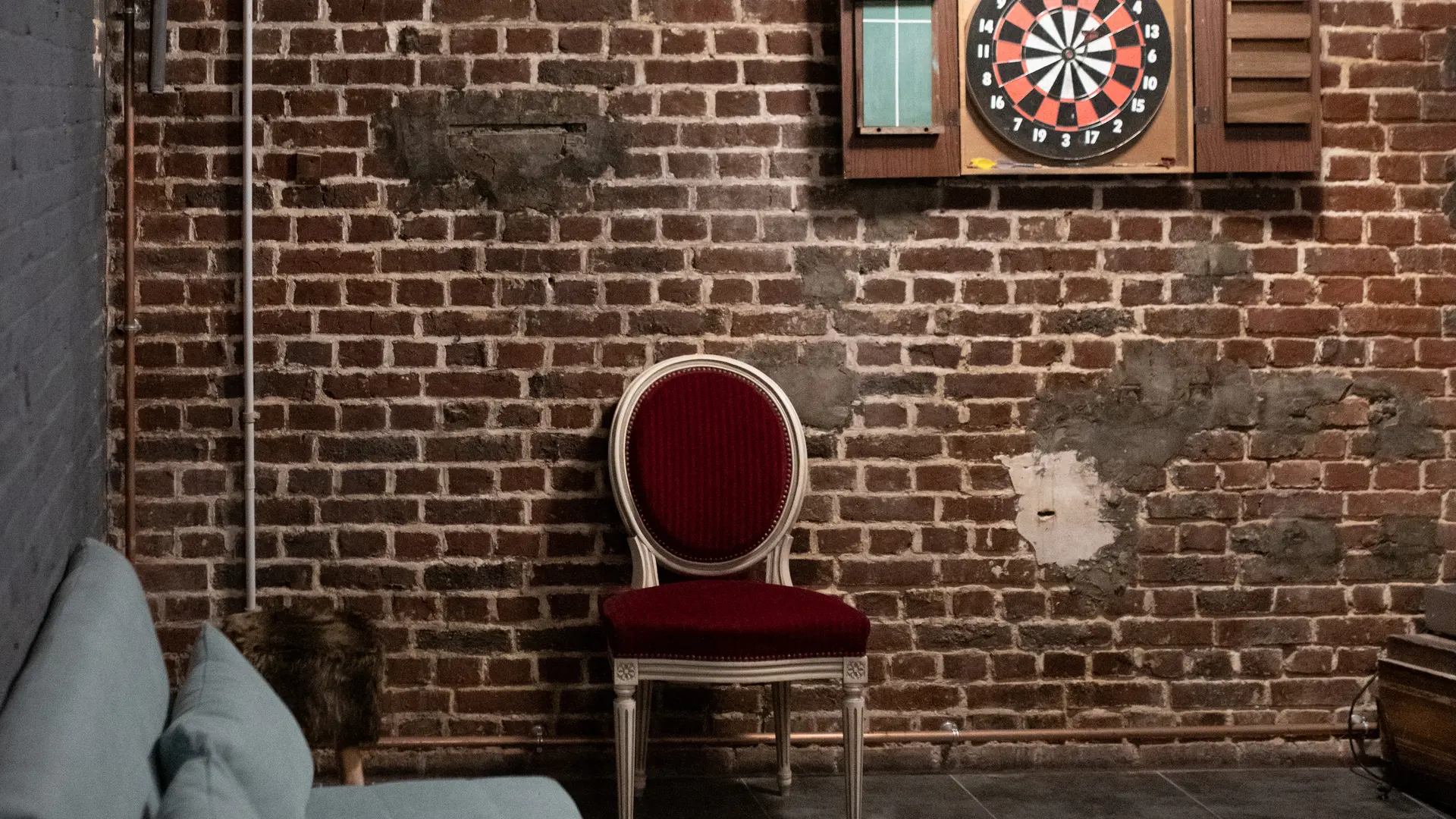 Sous sol aménagé avec canapé lit et coin lecture