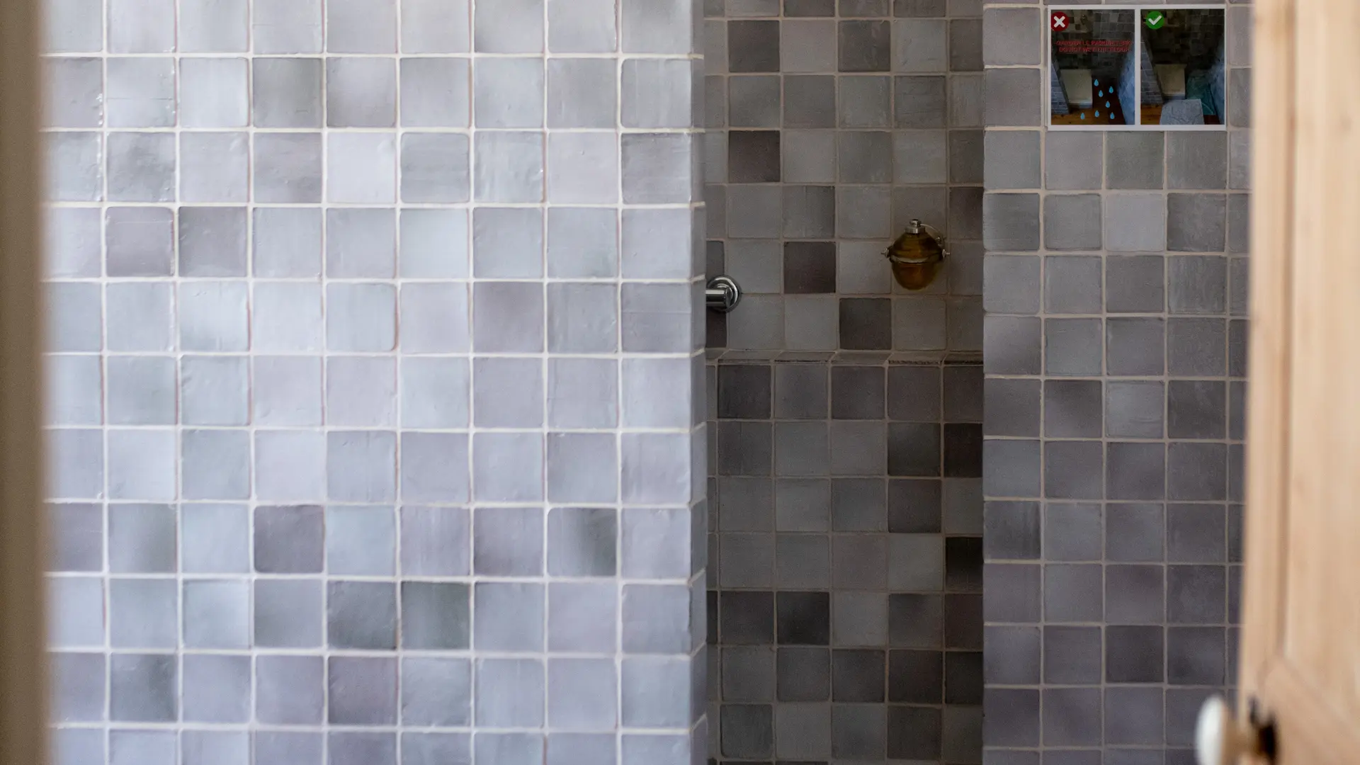 Salle de bain au 1er étage avec double italienne, toilettes, vasque et table