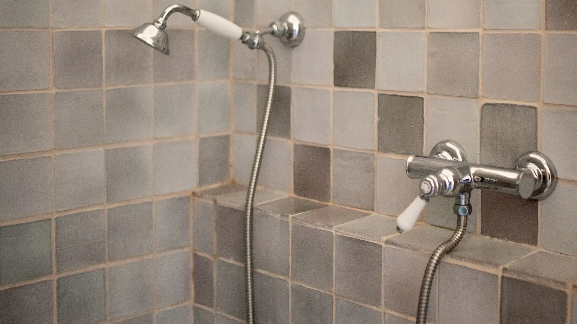 Salle de bain au 1er étage avec double italienne, toilettes, vasque et table à l