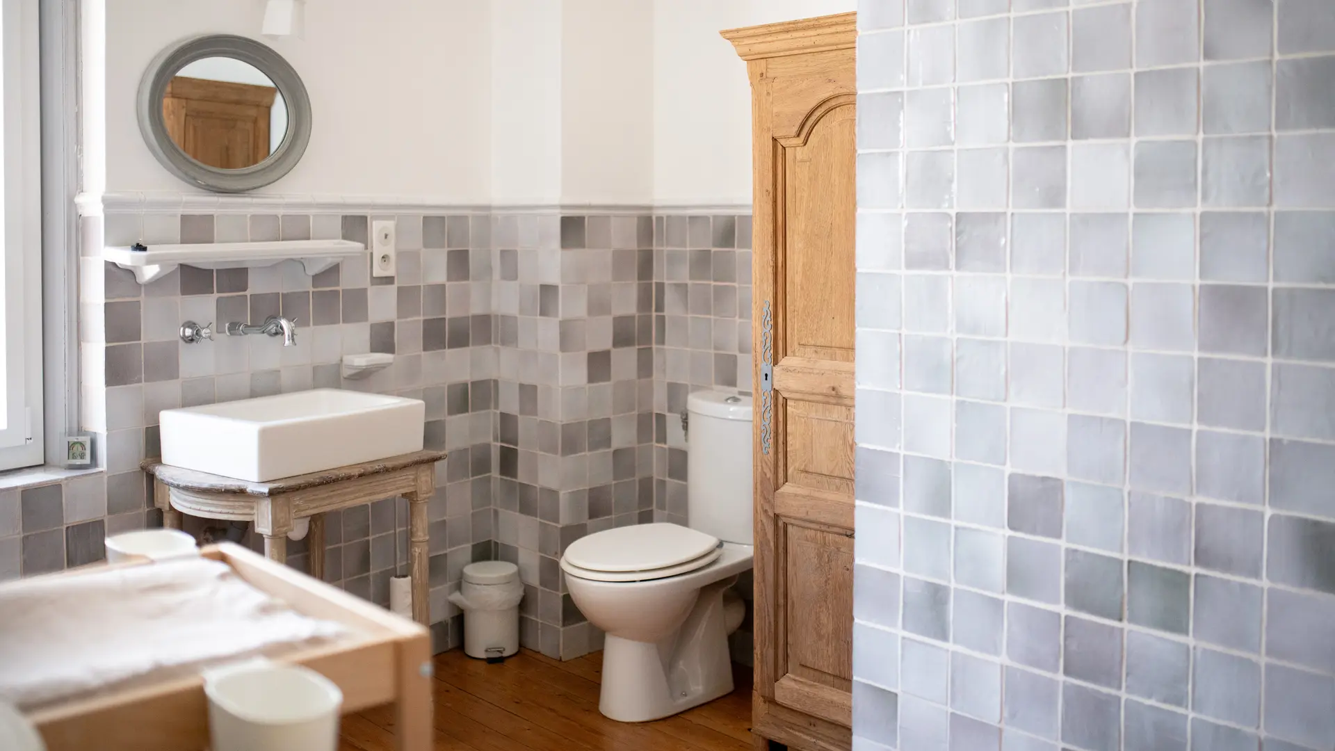 Salle de bain au 1er étage avec double italienne, toilettes, vasque et table à l