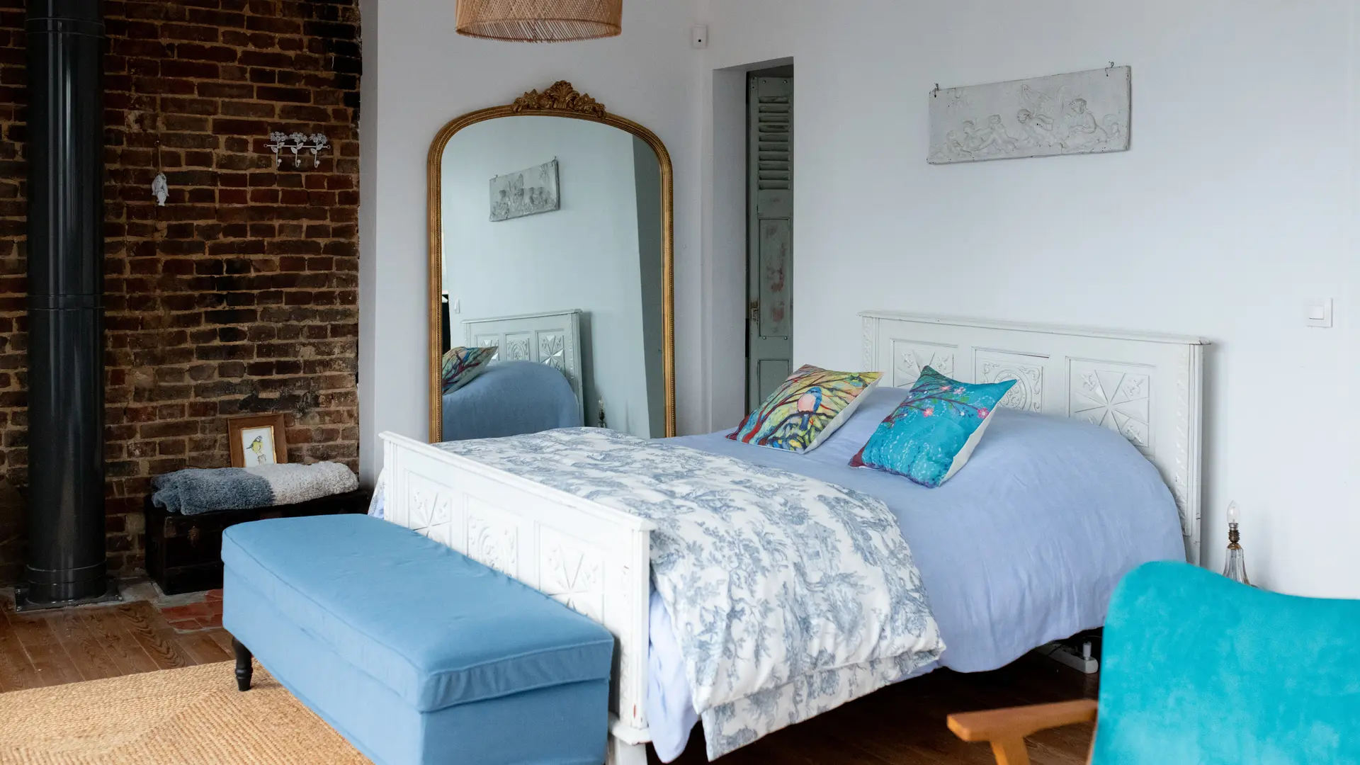 Chambre parentale avec lit double et vue panoramique