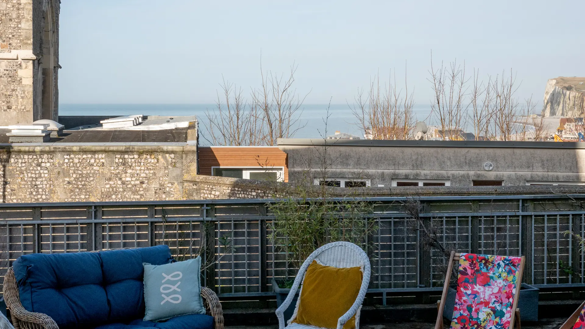 Terrasse devant la maison avec vue sur la mer