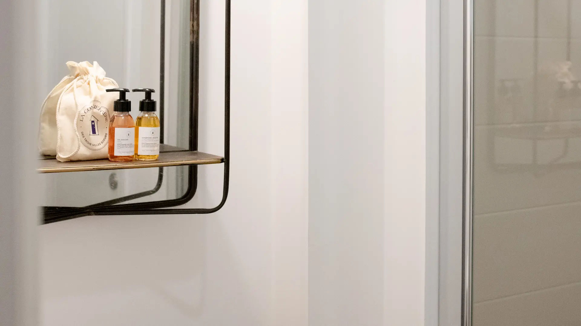 Salle de bain avec WC et douche