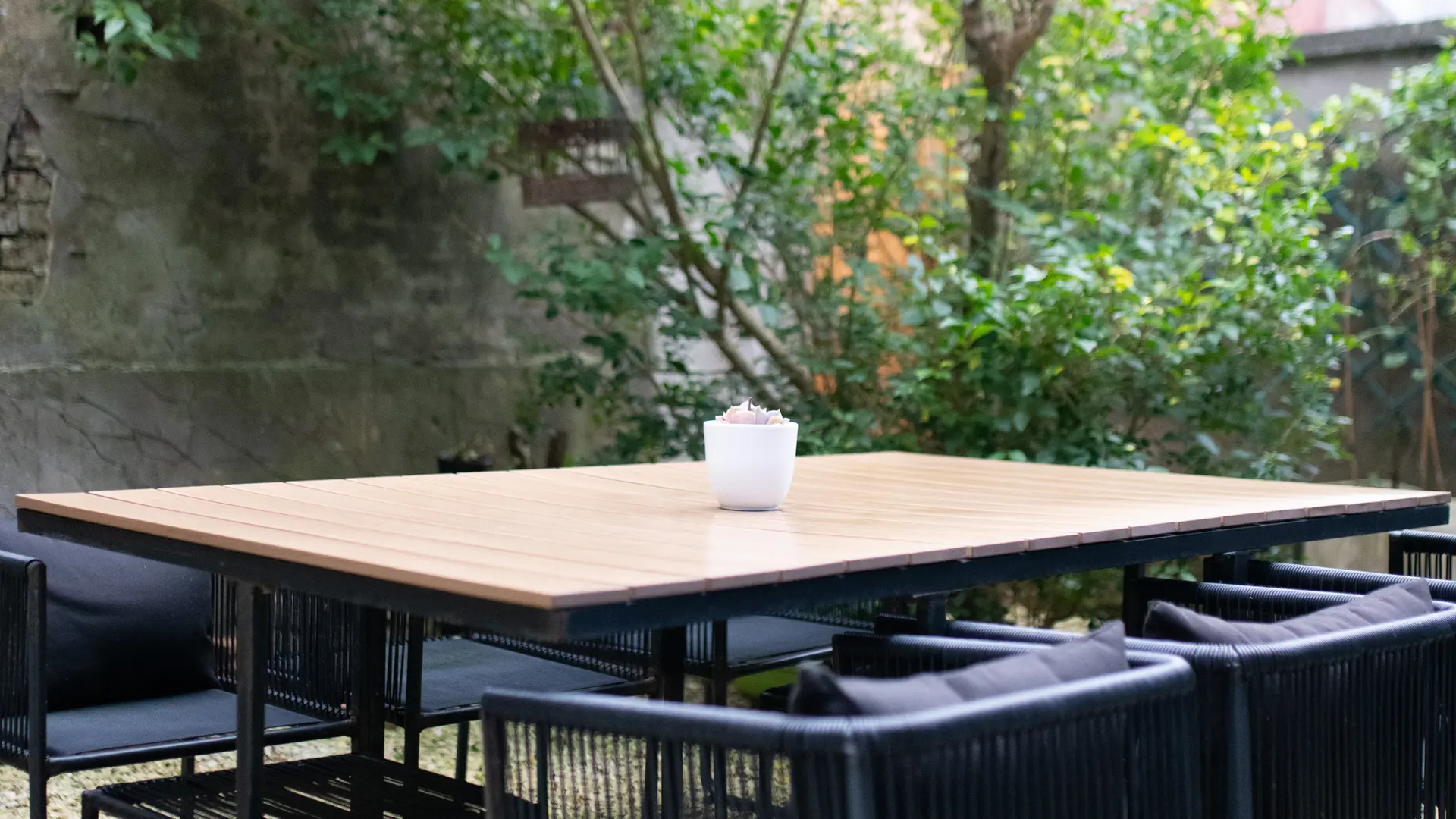 Cour à l'arrière de la maison  avec table à manger