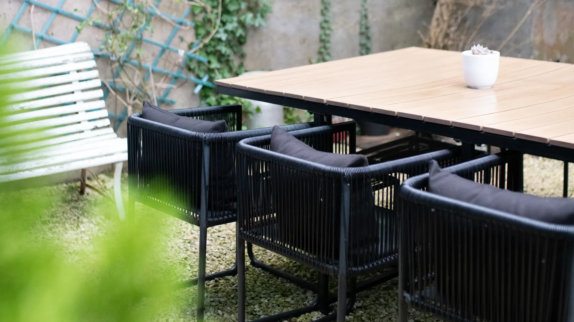 Cour à l'arrière de la maison  avec table à manger