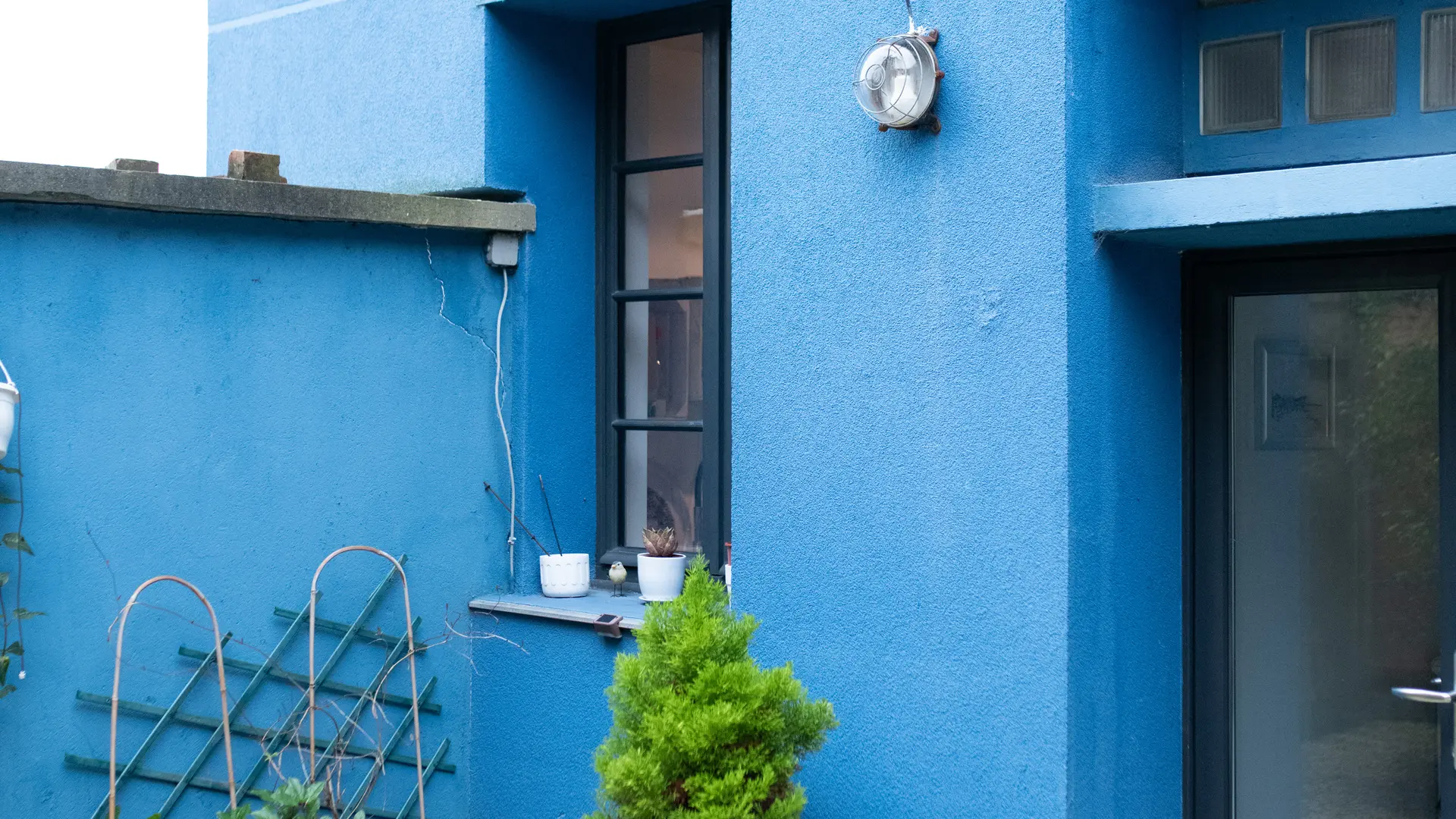 Cour à l'arrière de la maison avec table à manger