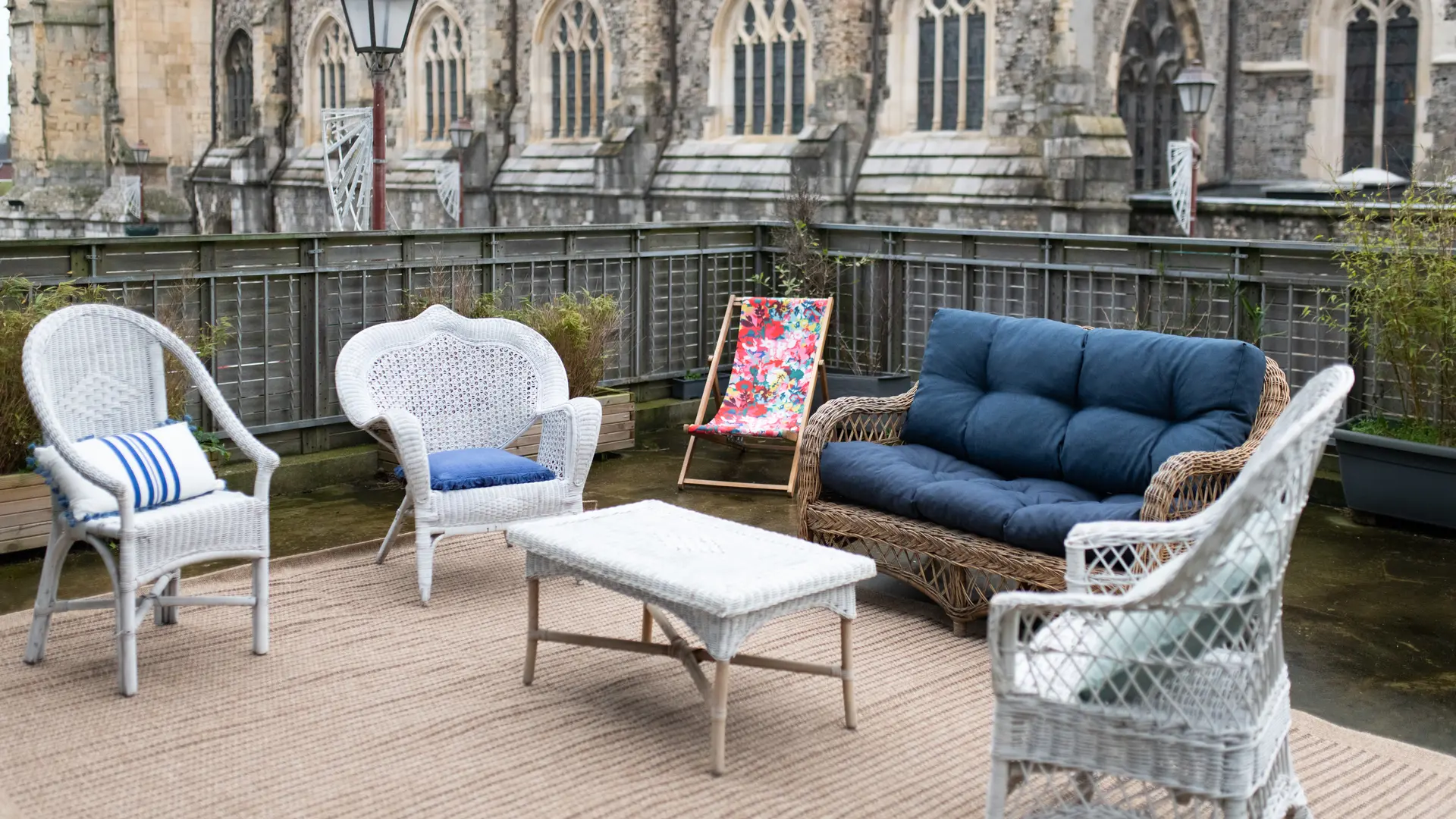 Terrasse devant la maison avec vue sur la mer