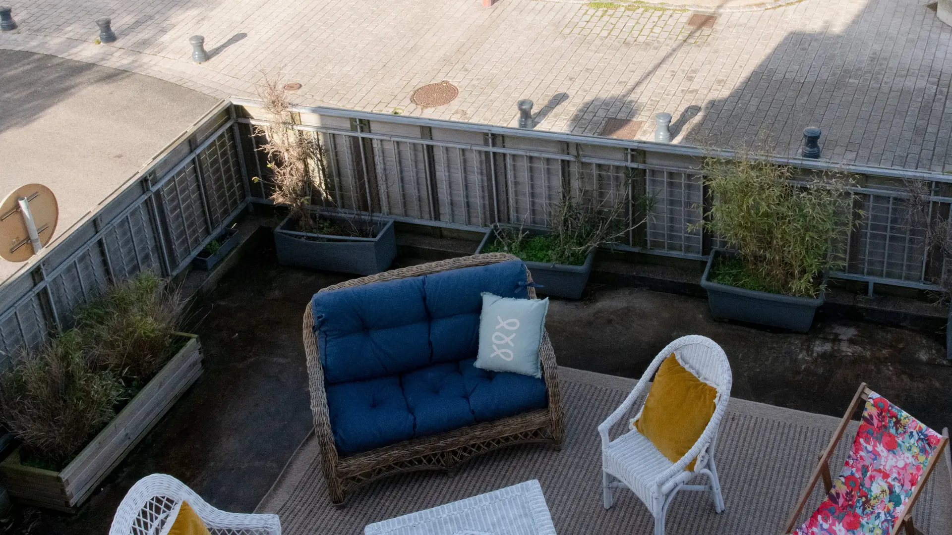 Terrasse devant la maison avec vue sur la mer
