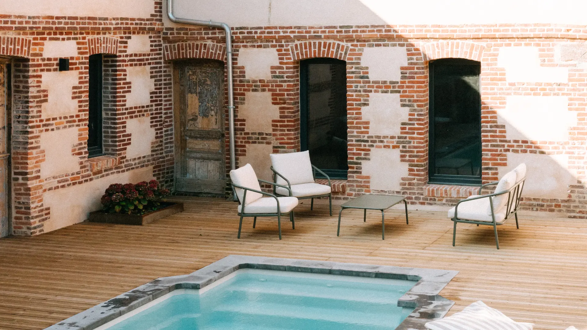 Piscine (6x3m) chauffée et couverte, terrasse donnant sur des dépendances