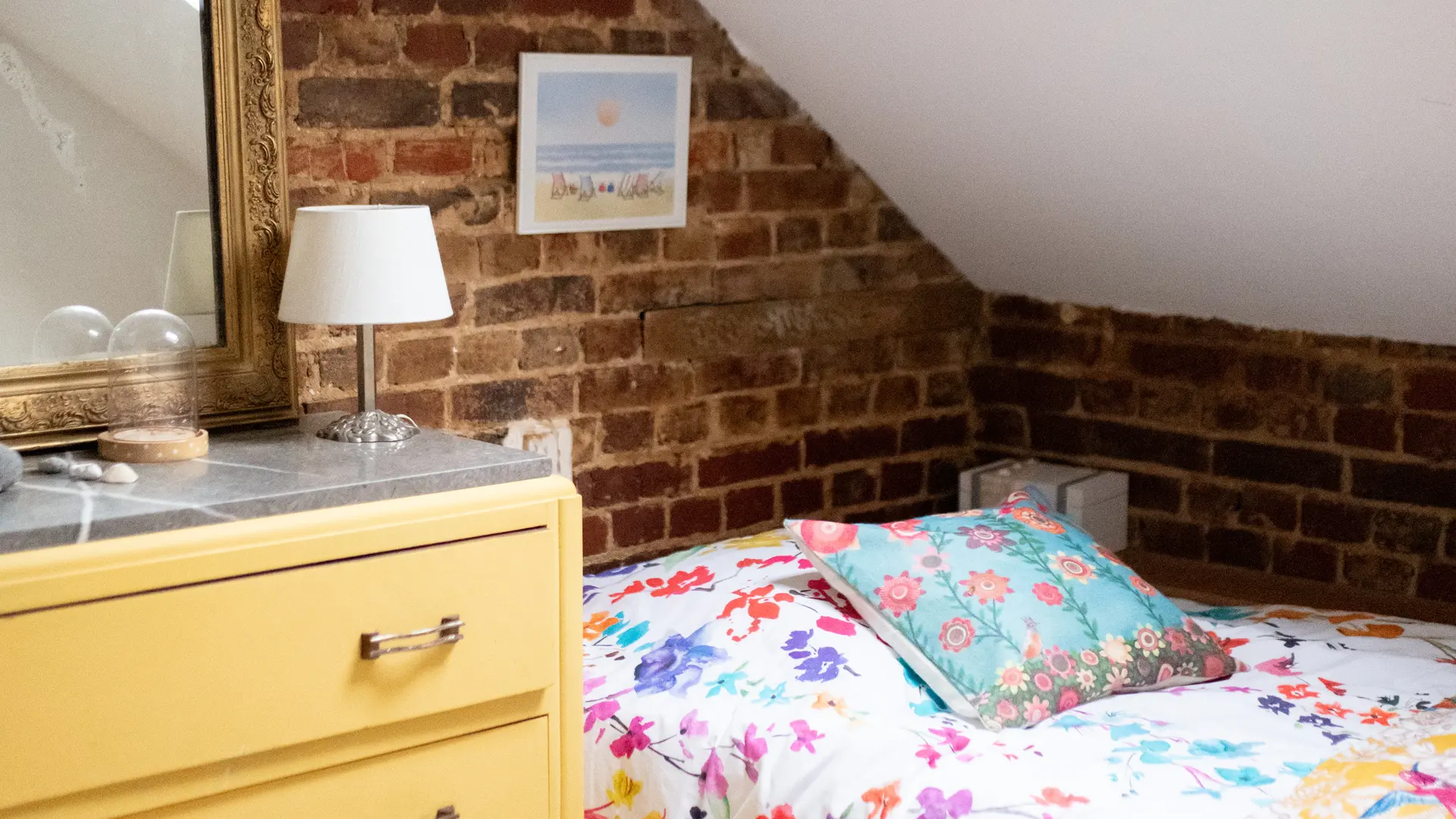 Chambre 3 avec lit simple et commode