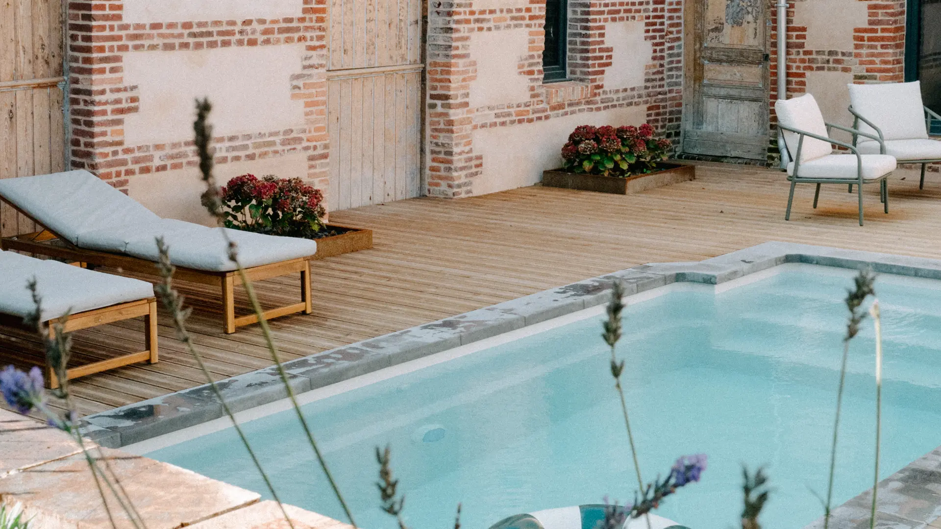 Piscine (6x3m) chauffée et couverte, terrasse donnant sur des dépendances