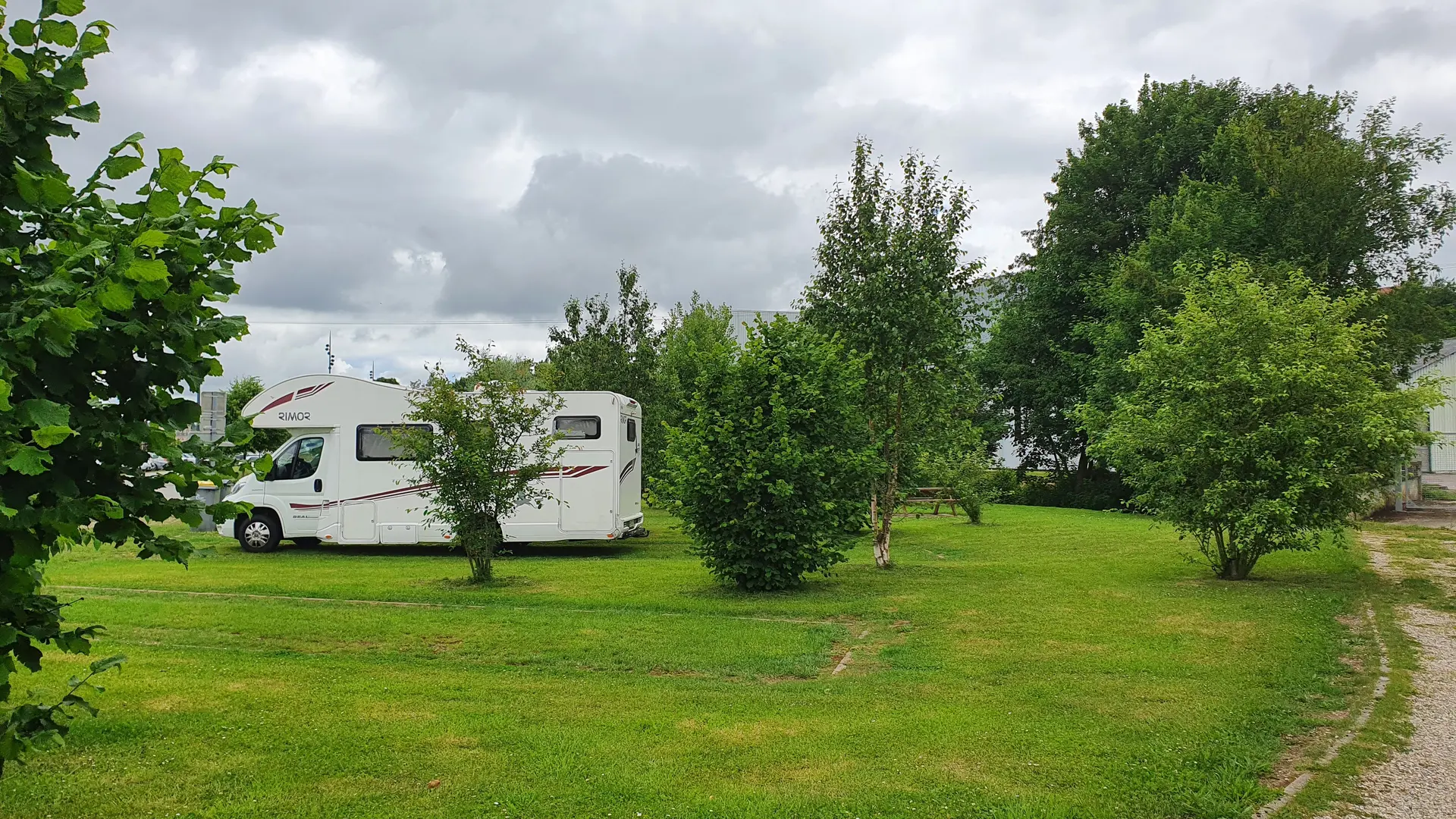 l'aire de camping-car  arborée