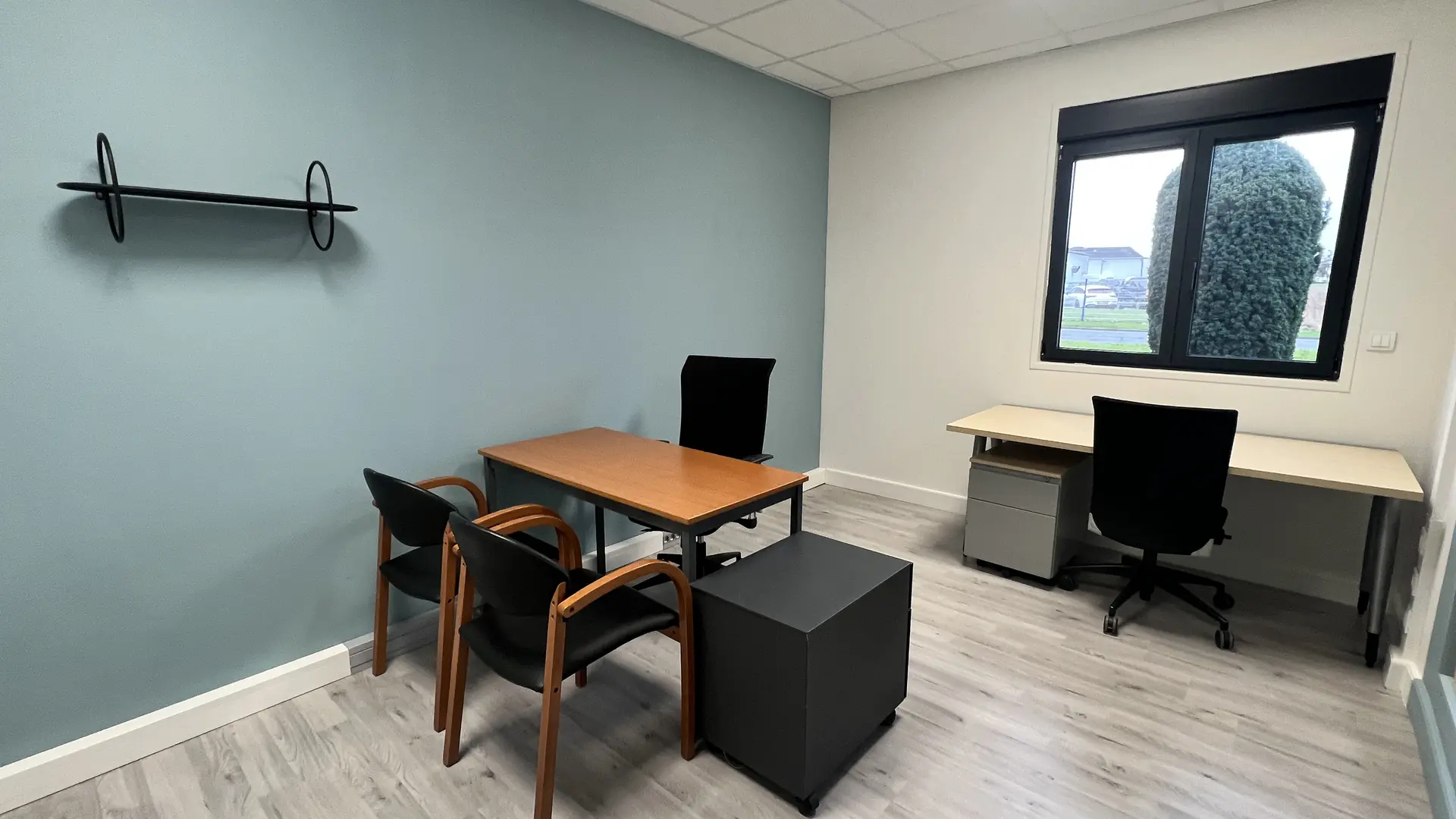 bureau 2 pers la-suite-dans-les-idees-coworking-bureau-neufchatel-en-bray-neuchatel-rouen-location-salle-de-reunion-formation-seminaire-forges-les-eaux-aumale